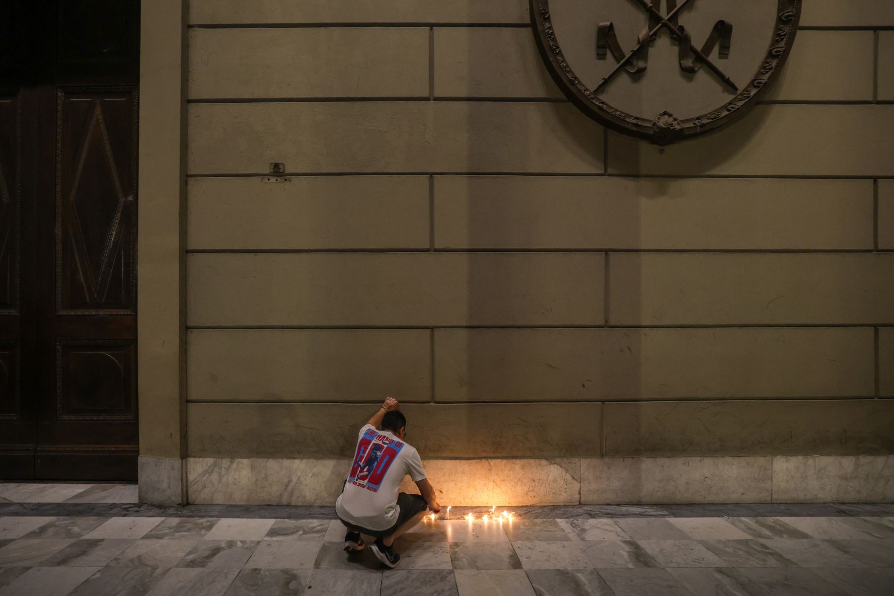 Un hombre enciende velas este viernes durante una reunión para pedir por la salud del papa Francisco frente a la Catedral de Buenos Aires, en Argentina. Foto: EFE