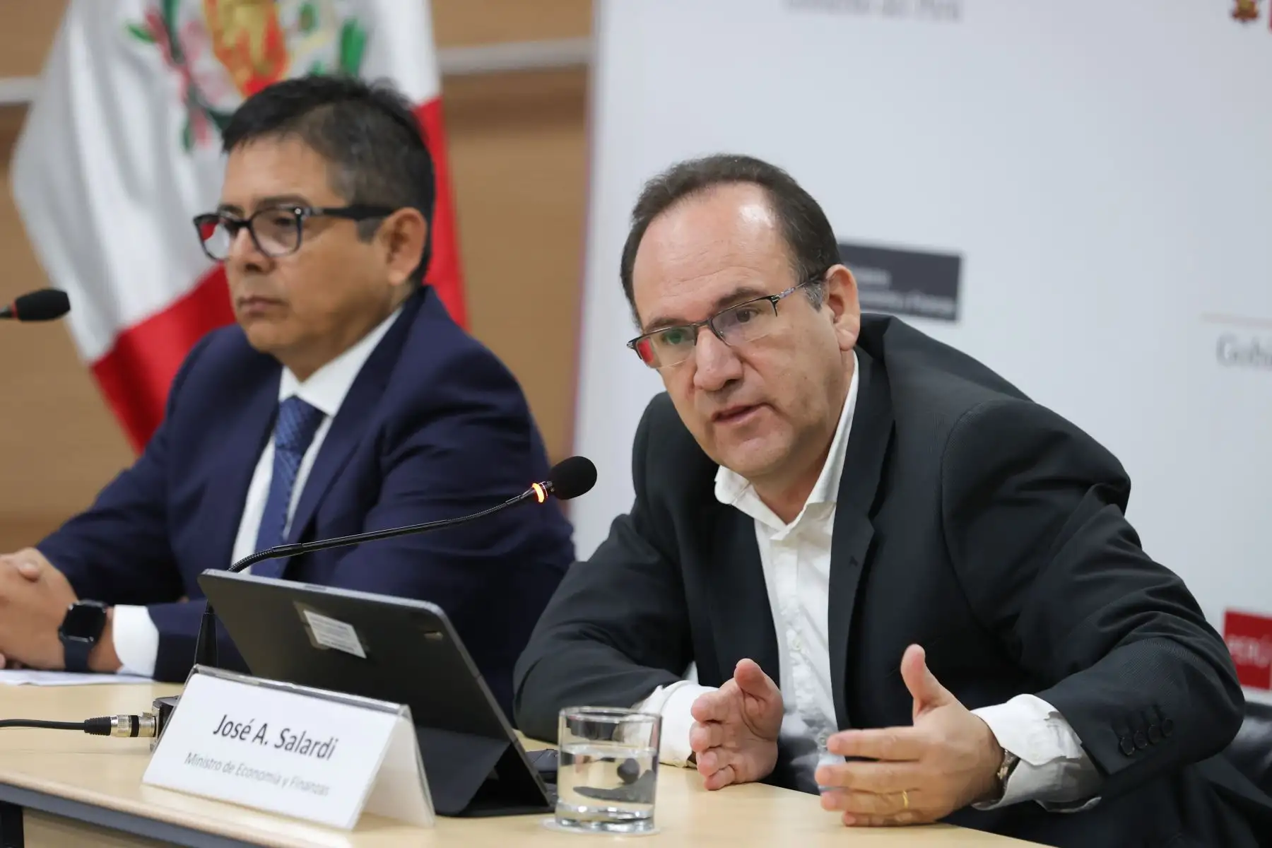 Conferencia de prensa ministro de Economía José Salardi y Director Ejecutivo de Proinversión, Luis Del Carpio. Foto: ANDINA/Melina Mejía