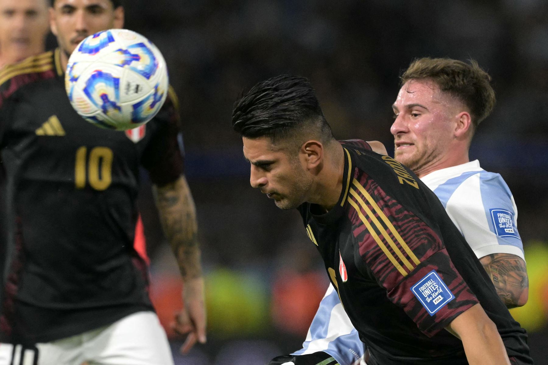 El defensa peruano, Carlos Zambrano y el mediocampista argentino , Alexis Mac Allister luchan por el balón durante el partido de fútbol de las eliminatorias sudamericanas de la Copa Mundial de la FIFA 2026 entre Argentina y Perú en el estadio La Bombonera en Buenos Aires el 19 de noviembre de 2024. 
Foto: AFP