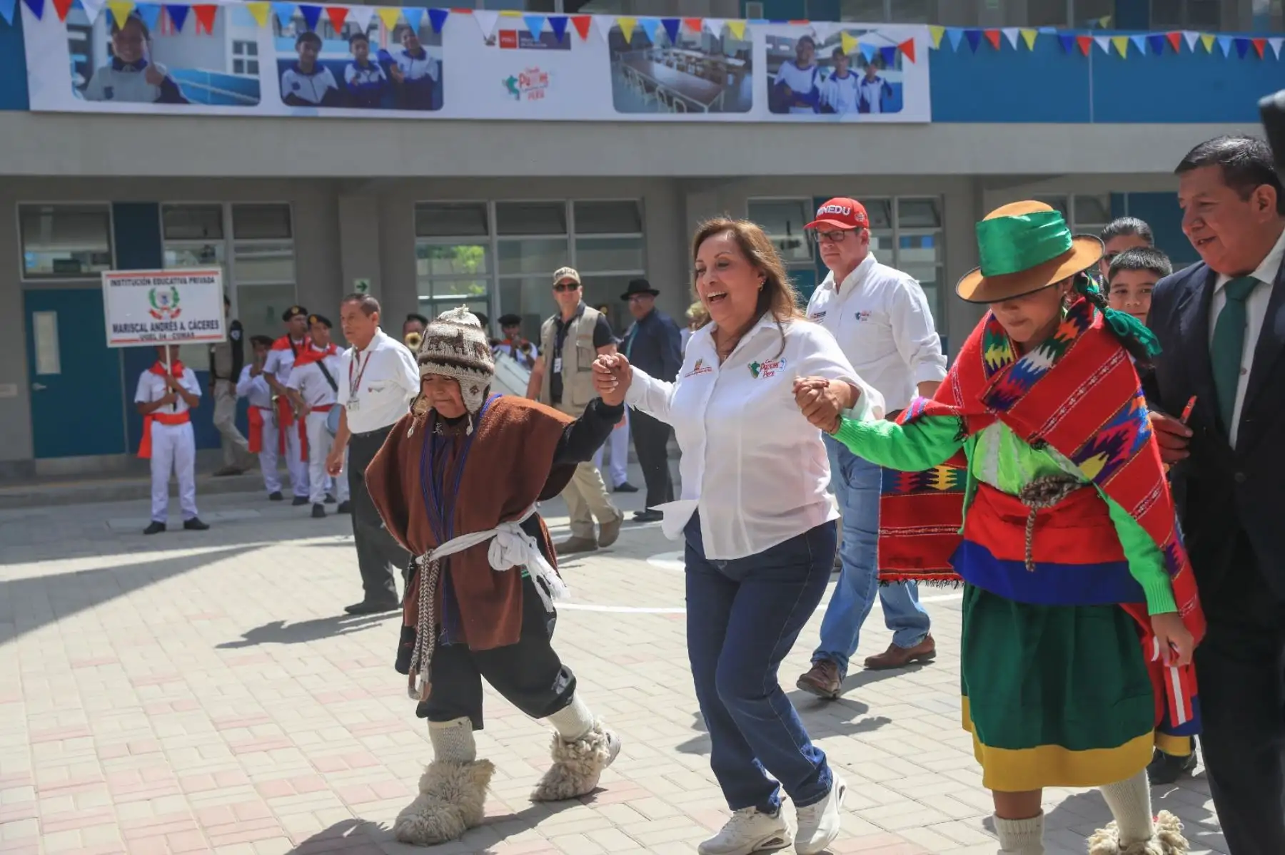 La presidenta de la república, Dina Boluarte, participa en la ceremonia de inauguración de la Escuela Bicentenario I.E. N.° 2100 Juan Velasco Alvarado, que brindará educación de calidad a más de 1060 estudiantes de educación primaria. Foto: ANDINA/Prensa Presidencia