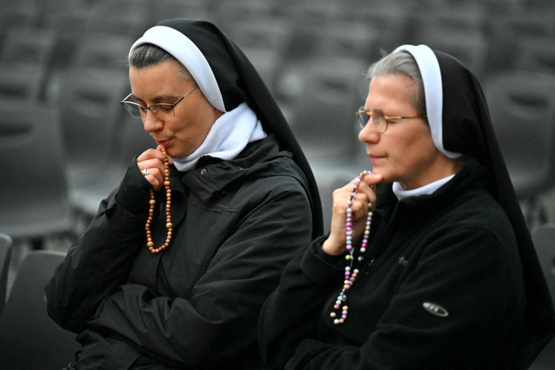 Las monjas rezan el rosario por el Papa Francisco, que sigue hospitalizado por neumonía, en el Vaticano. Foto: AFP