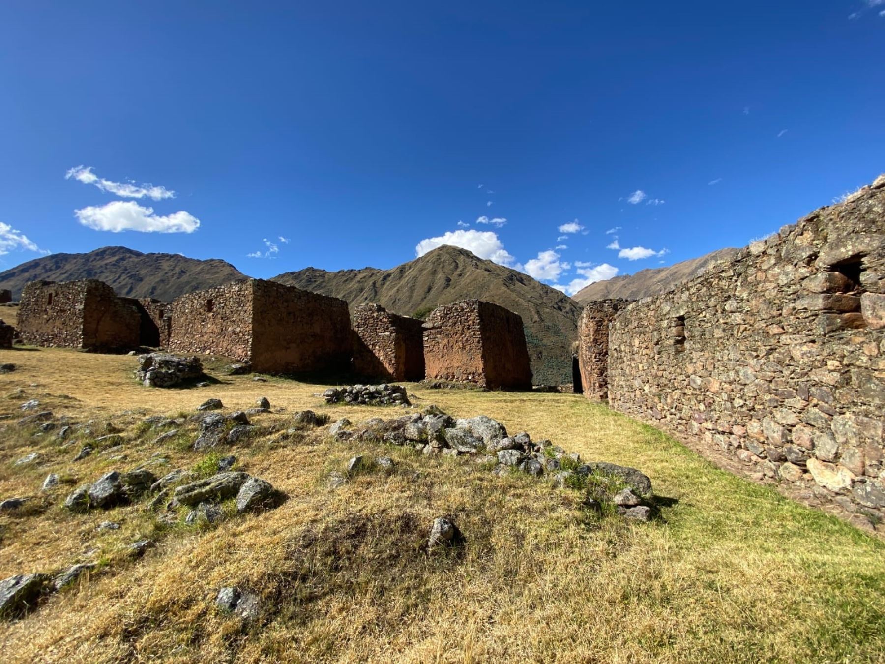 dentro del Parque Arqueológico de Ollantaytambo, en Cusco, y destaca por su impresionante muralla, vastos andenes, recintos y colcas. El asfaltado de la vía ayudará a impulsar el turismo en este lugar. ANDINA/Difusión