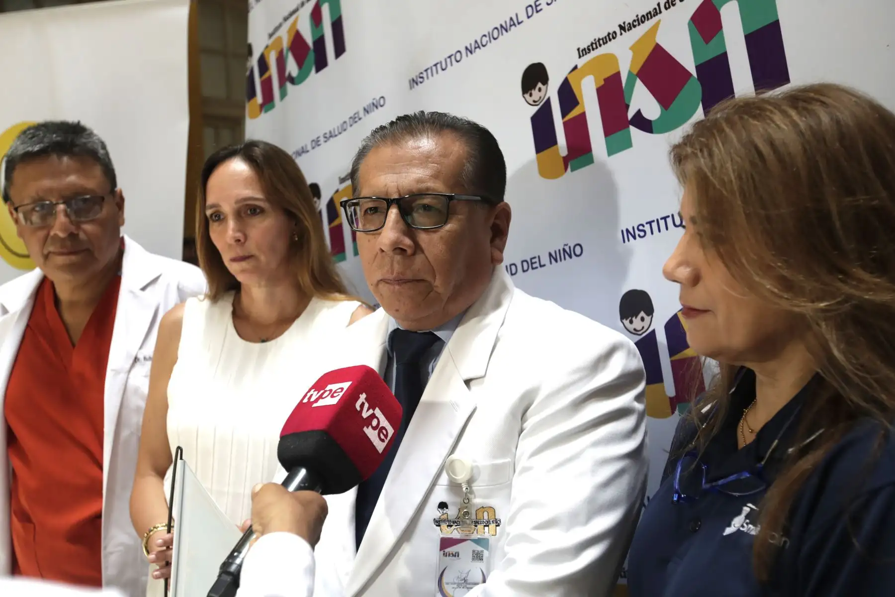 Al menos 50 niños con labio fisurado y paladar hendido serán operados gratuitamente en el Instituto Nacional de Salud del Niño (INSN) de Breña gracias a la asociación civil Misión Caritas Felices (MCF) y la organización internacional Smile Train.En la imagen, el director general del INSNB, Dr. Carlos Urbano Durand; el jefe del Servicio de Cirugía Plástica y Quemados.
Foto: ANDINA/Eddy Ramos