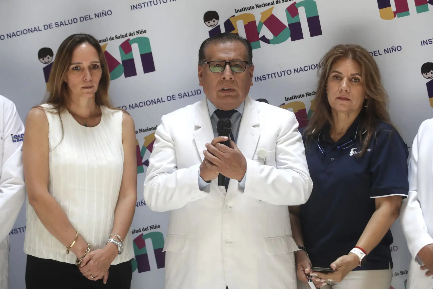Al menos 50 niños con labio fisurado y paladar hendido serán operados gratuitamente en el Instituto Nacional de Salud del Niño (INSN) de Breña gracias a la asociación civil Misión Caritas Felices (MCF) y la organización internacional Smile Train.En la imagen, el director general del INSNB, Dr. Carlos Urbano Durand; el jefe del Servicio de Cirugía Plástica y Quemados.
Foto: ANDINA/Eddy Ramos