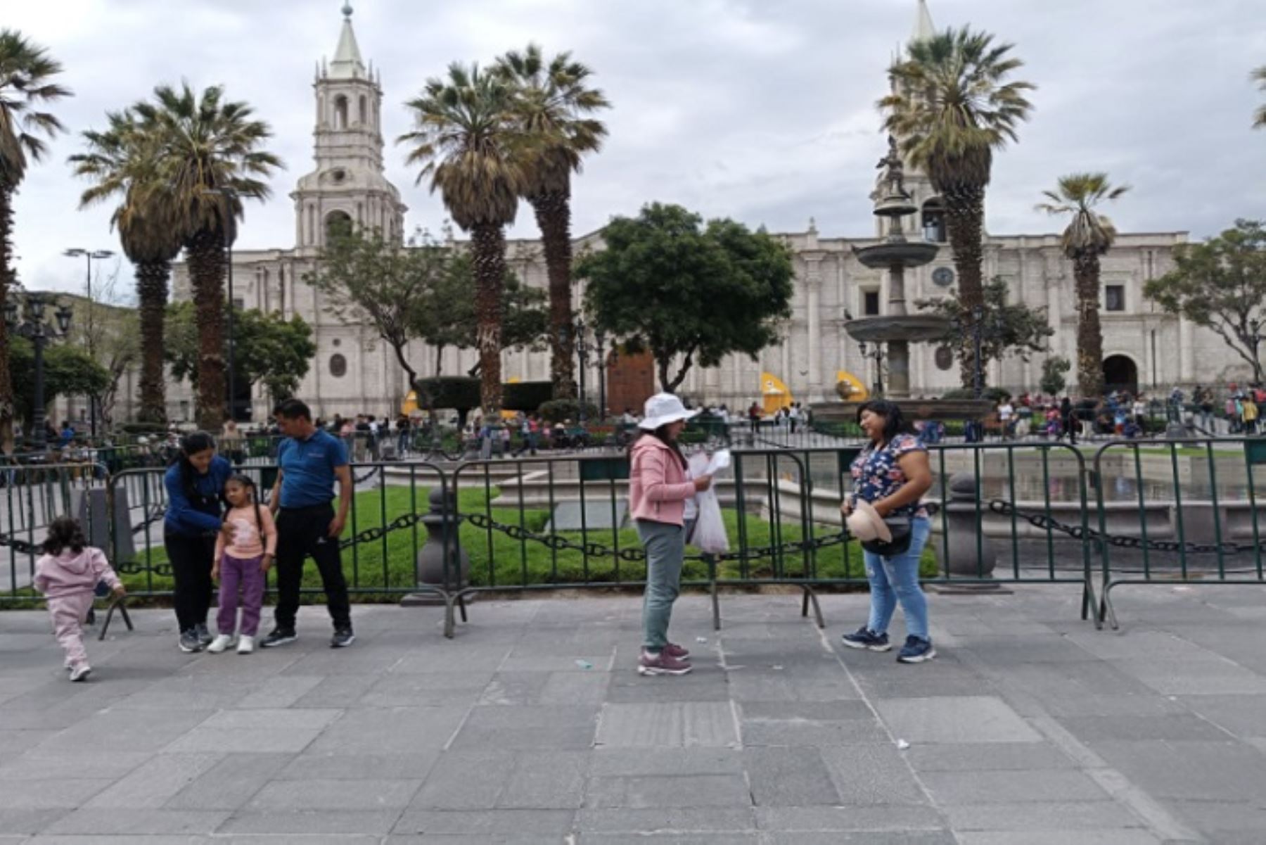 Si bien la Plaza de Armas fue reabierta hoy, la autoridad municipal dispuso que se resguarde los alrededores de la pileta del Tuturutu y las áreas verdes con vallas metálicas, como una medida de prevención.