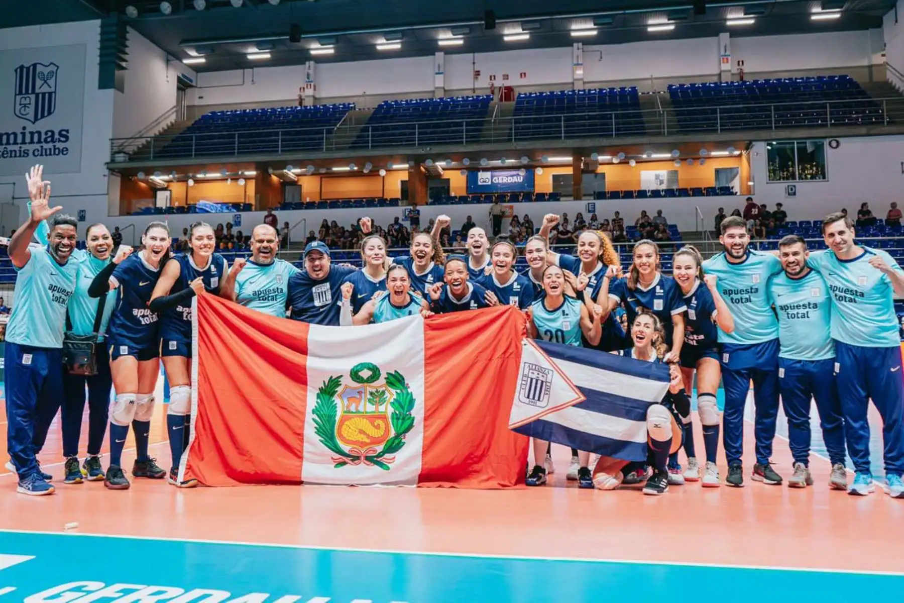 Alianza Lima logró una hazaña histórica para el voleibol peruano al clasificar al Mundial de Clubes, demostrando su alto nivel competitivo a nivel internacional. Con un contundente 3-0 sobre Estudiantes de La Plata, aseguró su lugar en el torneo mundialista y avanzó a la gran final del Sudamericano de Clubes. Este logro marca un renacer del voleibol nacional, posicionando nuevamente a Perú en la élite del deporte continental. Foto: ANDINA/Difusión