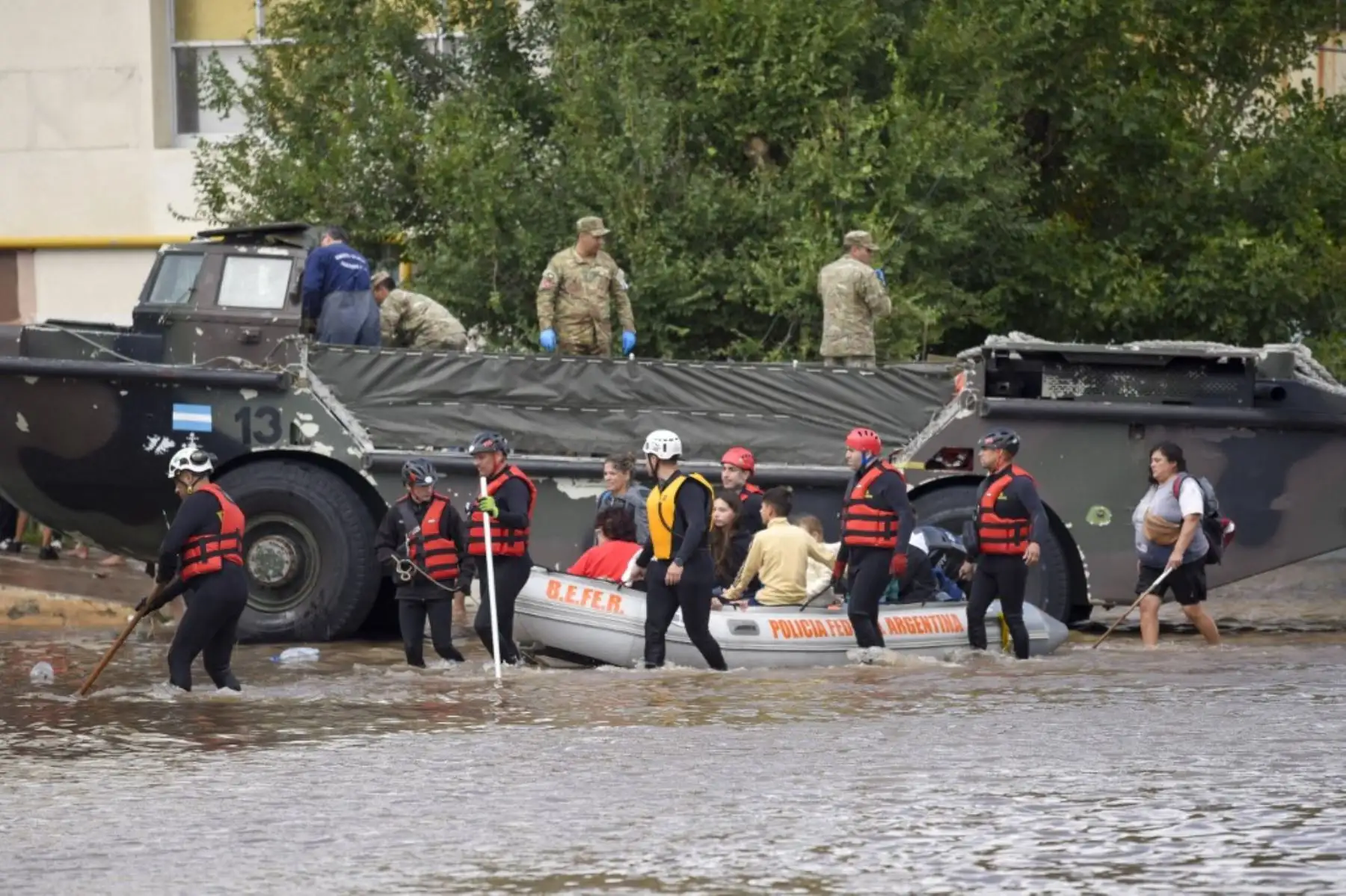 Las autoridades de la provincia de Buenos Aires, donde se encuentra Bahía Blanca, han señalado que son al menos 16 los muertos por las inundaciones que se produjeron el pasado viernes luego de las intensas lluvias que azotaron esa ciudad. Foto: AFP