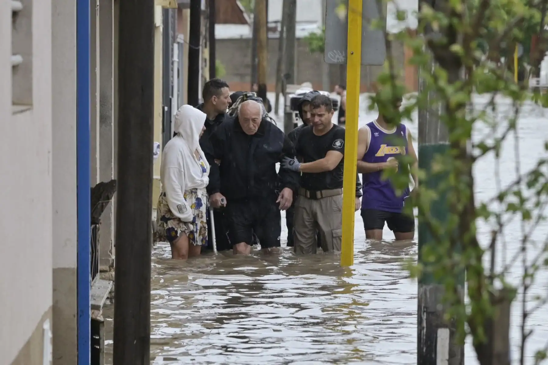 El Ministerio de Relaciones Exteriores lamentó en un mensaje publicado en la red social X "la trágica pérdida de vidas humanas y el alto número de damnificados causados por las recientes inundaciones en la ciudad de Bahía Blanca". Foto: EFE