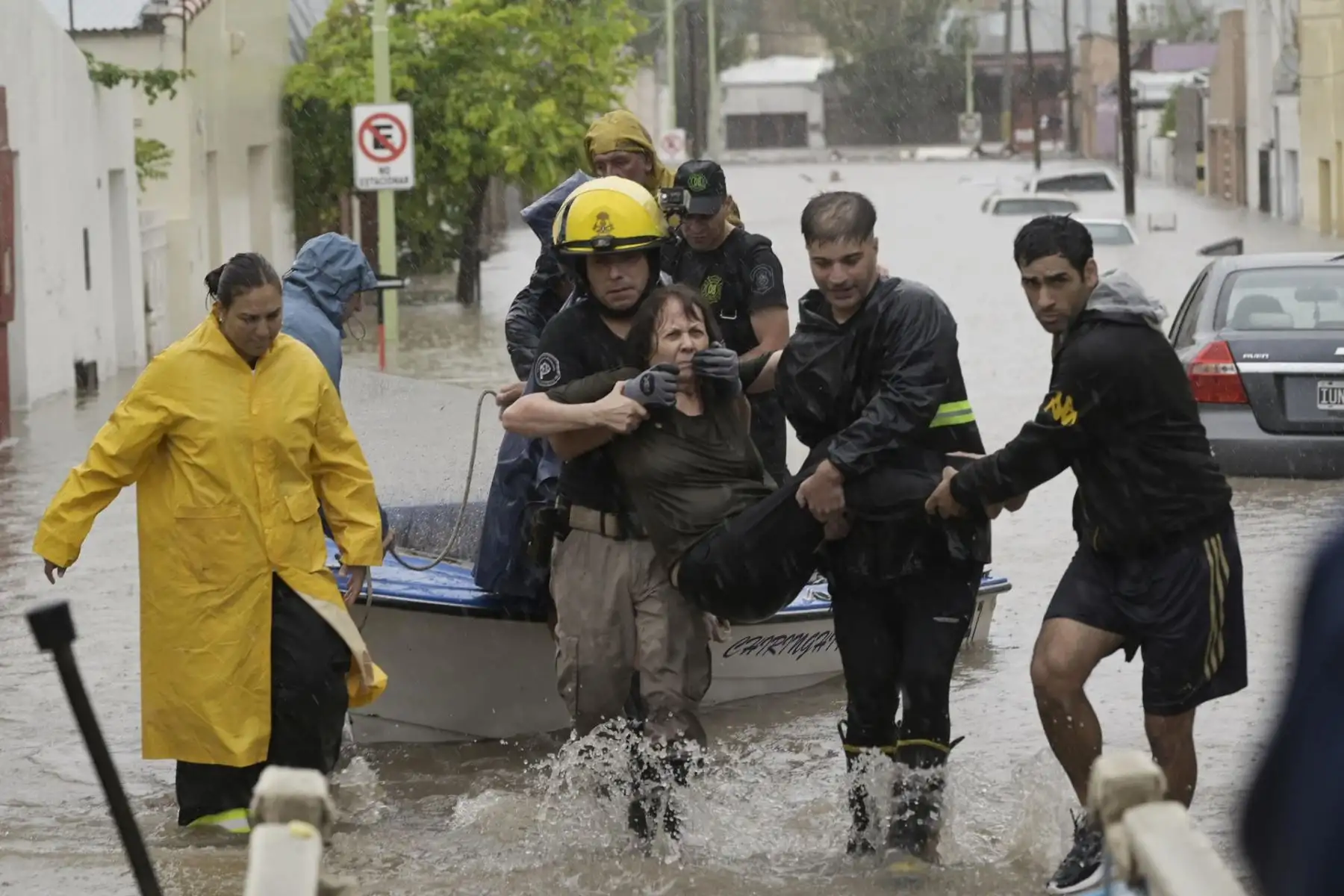 El Gobierno de Perú manifestó este lunes su solidaridad con el "Gobierno y el pueblo" de Argentina, tras las pérdidas de vidas y graves daños que han causado las inundaciones en la ciudad de Bahía Blanca, que han dejado al menos 16 muertos, según datos oficiales. Foto: EFE