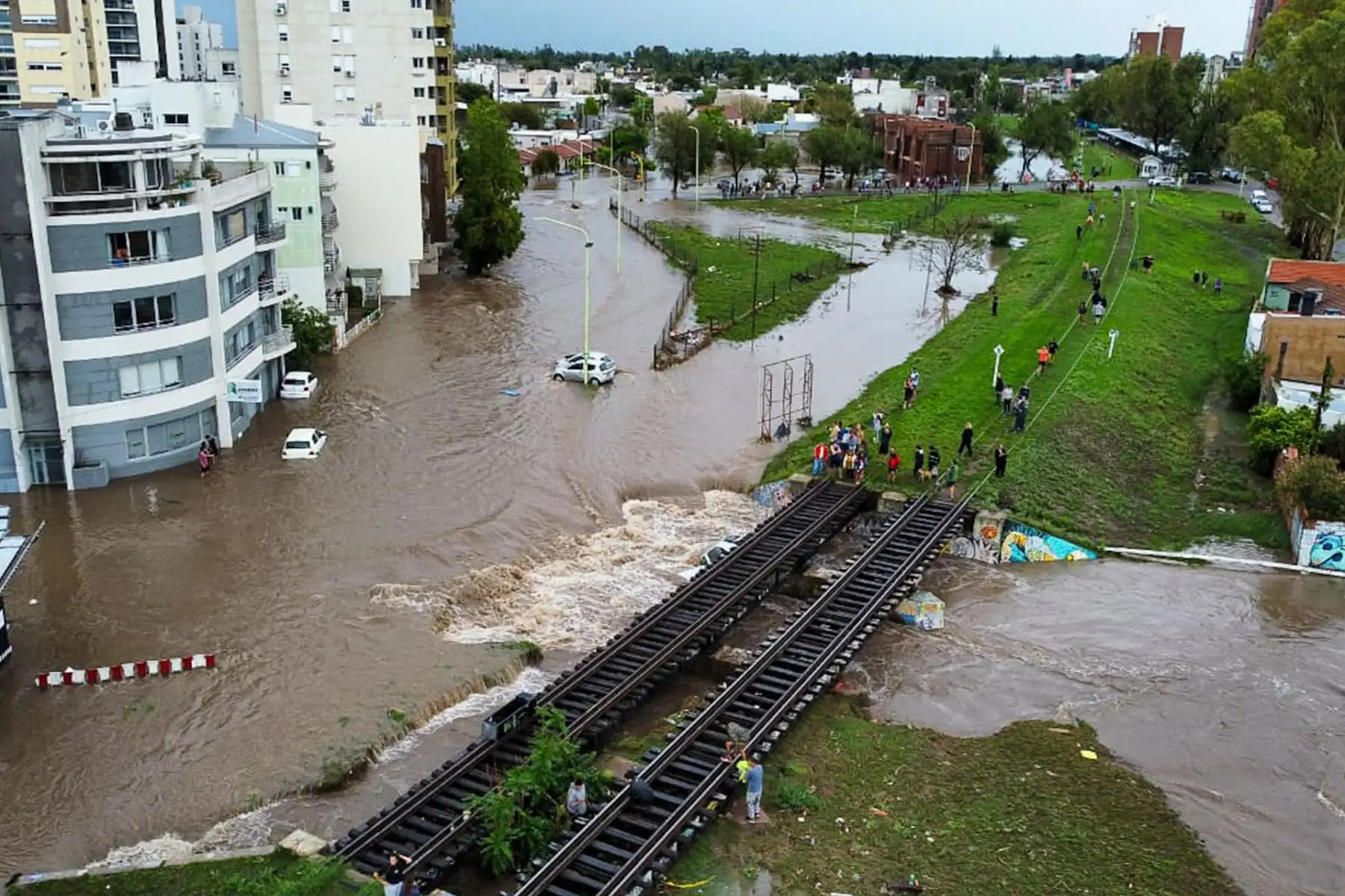 La Empresa Distribuidora de Energía Sur (EDES) informó que se ha restablecido el suministro al 55 % y que se desplegó un equipo de 400 operarios para acelerar la reconexión eléctrica en Bahía Blanca, aunque la ciudad de Cerri, otra de las más afectadas, continúa sin suministro eléctrico. Foto: EFE