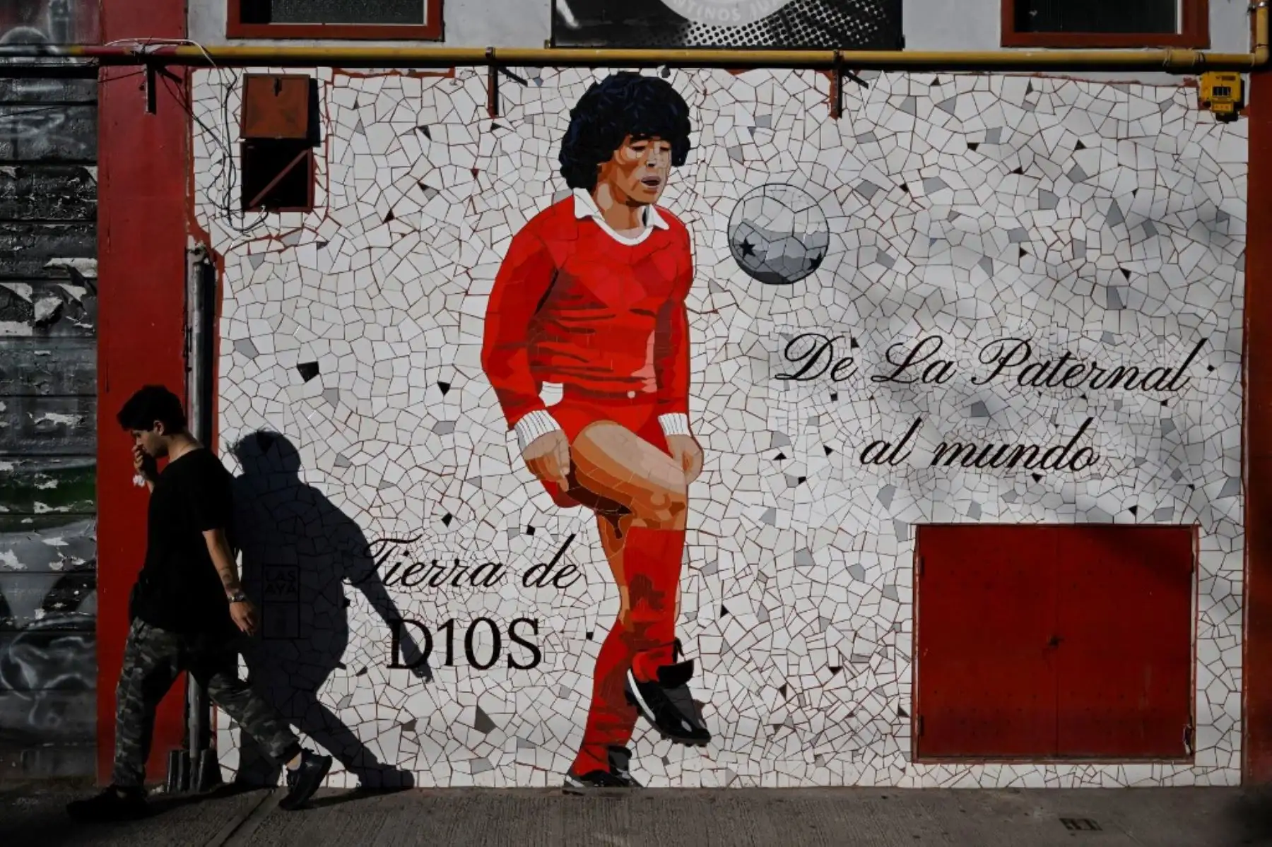 Dalma y Gianinna Maradona exigen justicia por su padre y han encabezado marchas denunciando la presunta negligencia médica. Acompañadas por su madre, Claudia Villafañe, han sido una de las querellas más activas en el caso. Foto: AFP