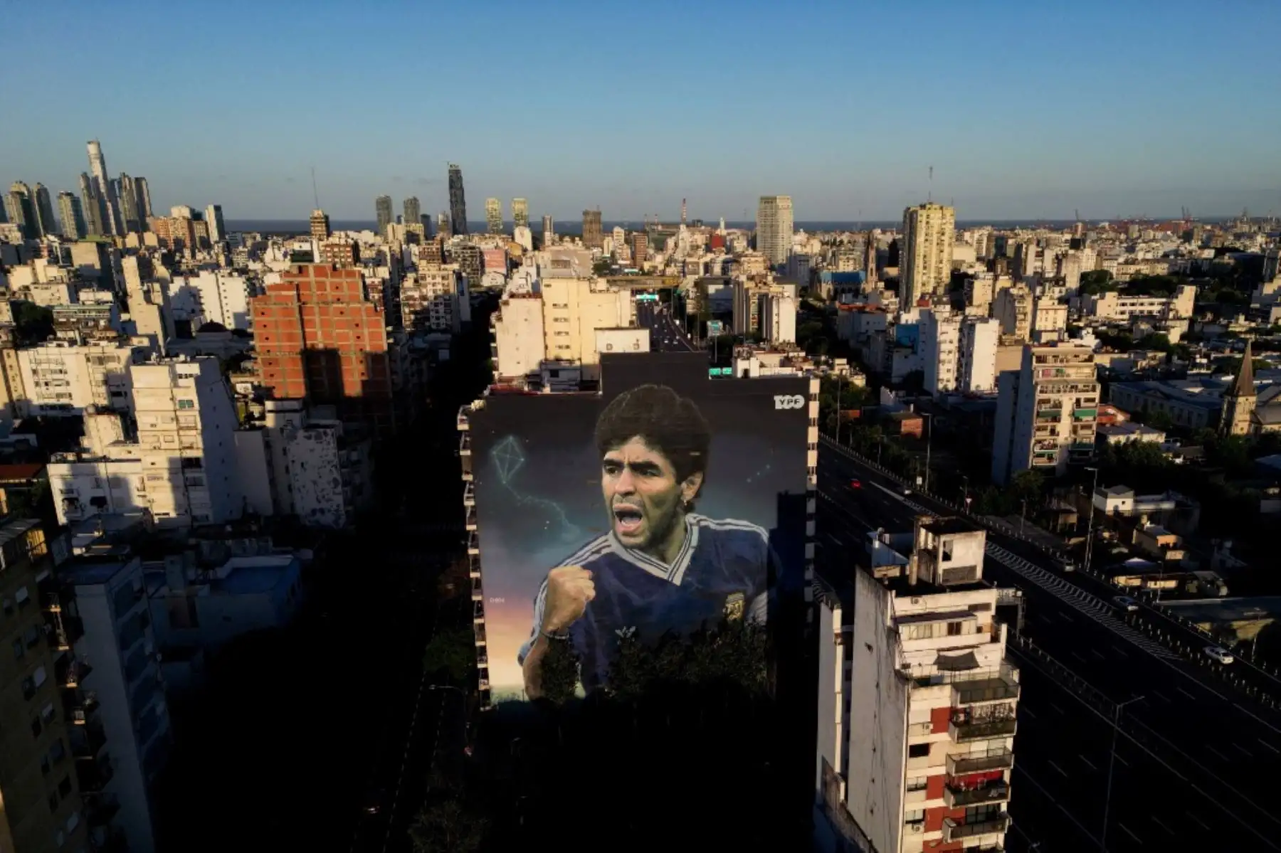 Cerca de 120 testigos declararán en el juicio, incluyendo los hijos de Maradona, su exesposa Claudia Villafañe, periodistas y expertos médicos. Sus testimonios serán clave para determinar si hubo negligencia en la atención del astro argentino. Foto: AFP
