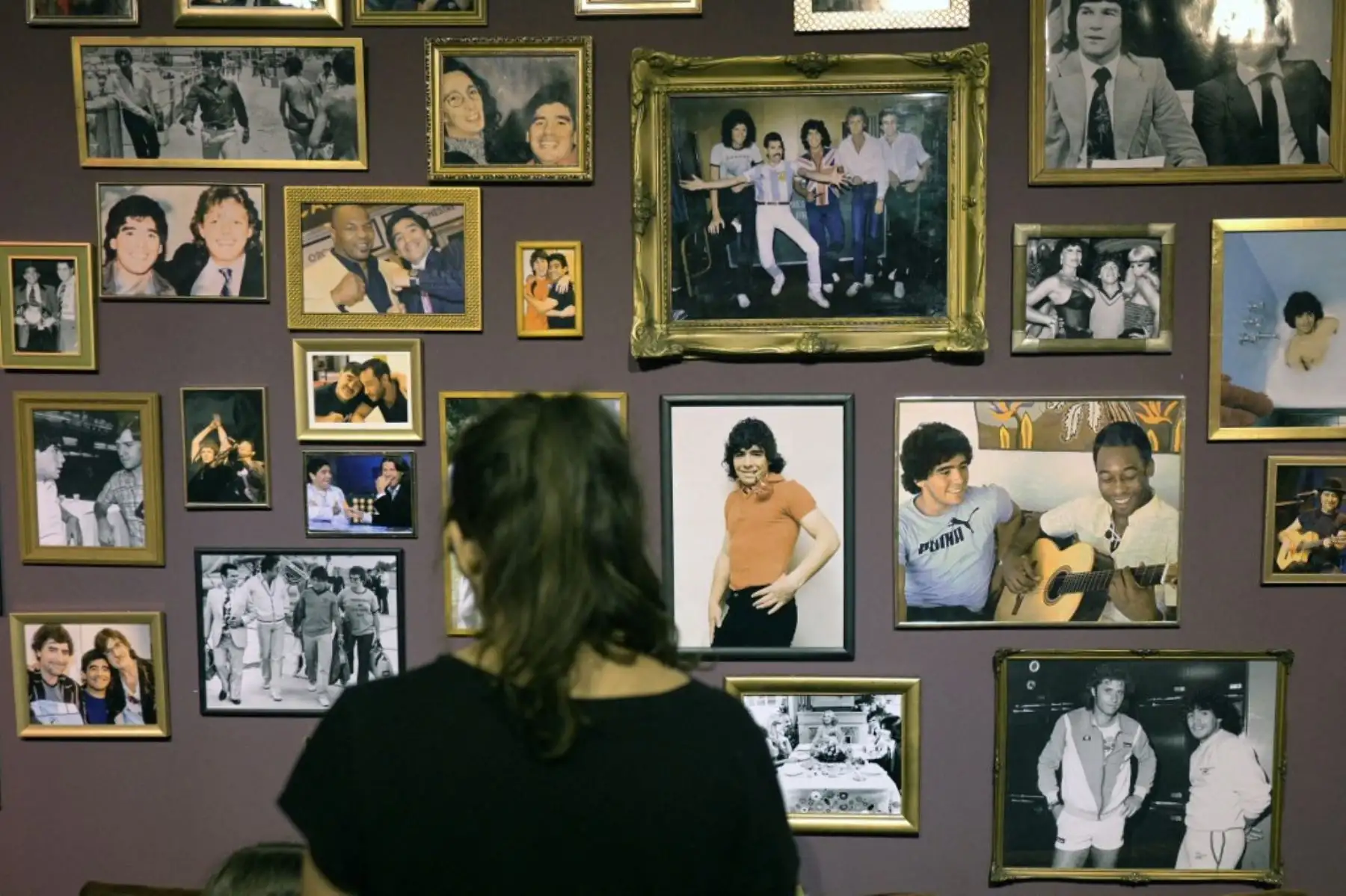 Los fiscales sostienen que los acusados sabían que Maradona corría peligro y no actuaron para evitar su muerte. Chats privados entre el personal médico evidenciarían que eran conscientes del deterioro del exfutbolista, pero no tomaron medidas para salvarlo. Foto: AFP