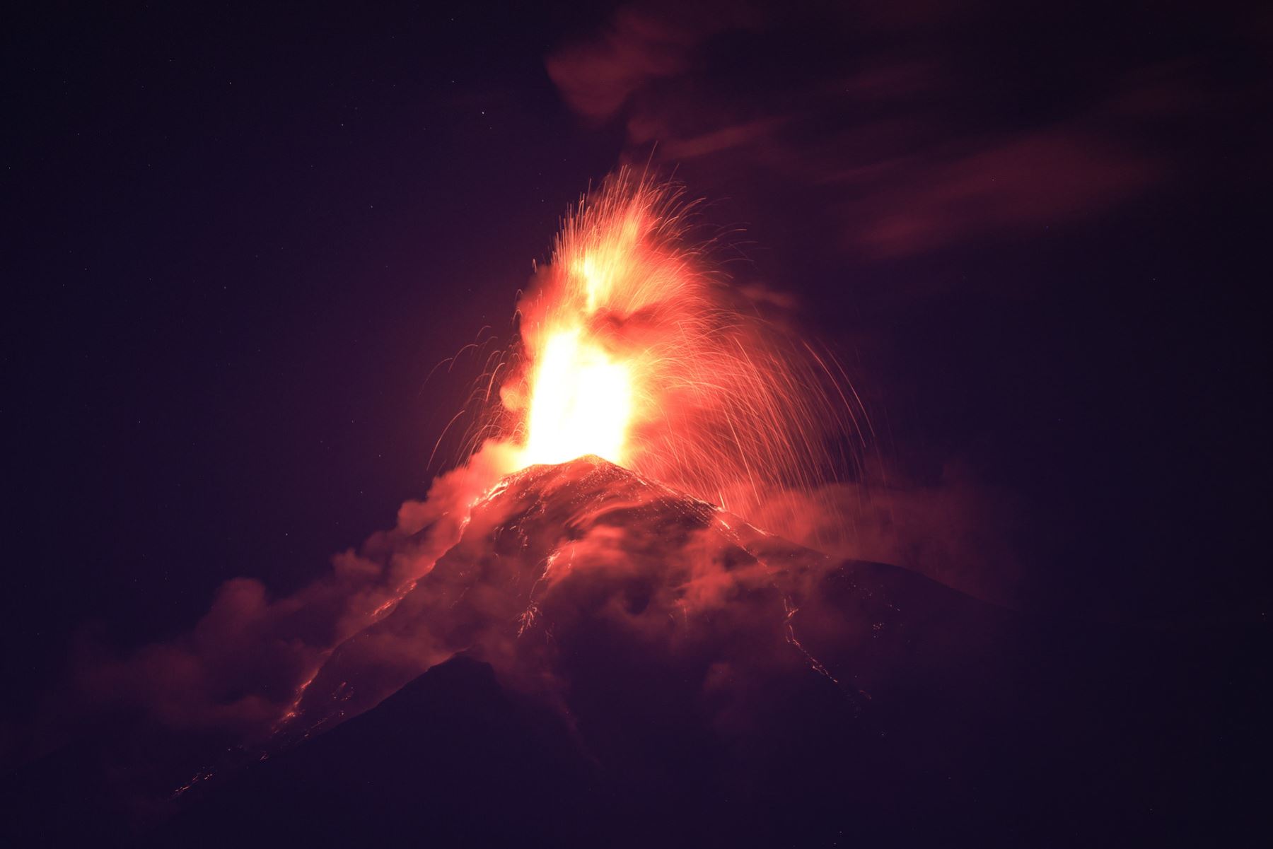 Fotografía del volcán de Fuego durante una "erupción masiva" en la madrugada de este lunes, en Alotenango (Guatemala). El volcán de Fuego en Guatemala, ubicado en el centro del país, se encuentra en una fase de "erupción masiva", por lo que las autoridades locales de protección civil han indicado que se encuentran en alerta. Foto: EFE