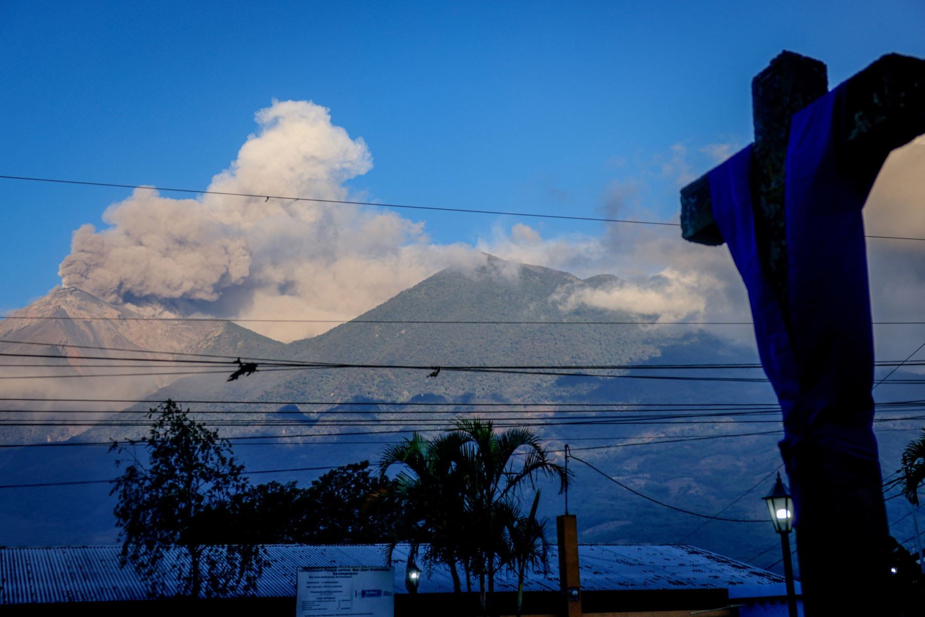 Fotografía del volcán de Fuego durante una "erupción masiva" en la madrugada de este lunes, en Alotenango (Guatemala). El volcán de Fuego en Guatemala, ubicado en el centro del país, se encuentra en una fase de "erupción masiva", por lo que las autoridades locales de protección civil han indicado que se encuentran en alerta. Foto: EFE