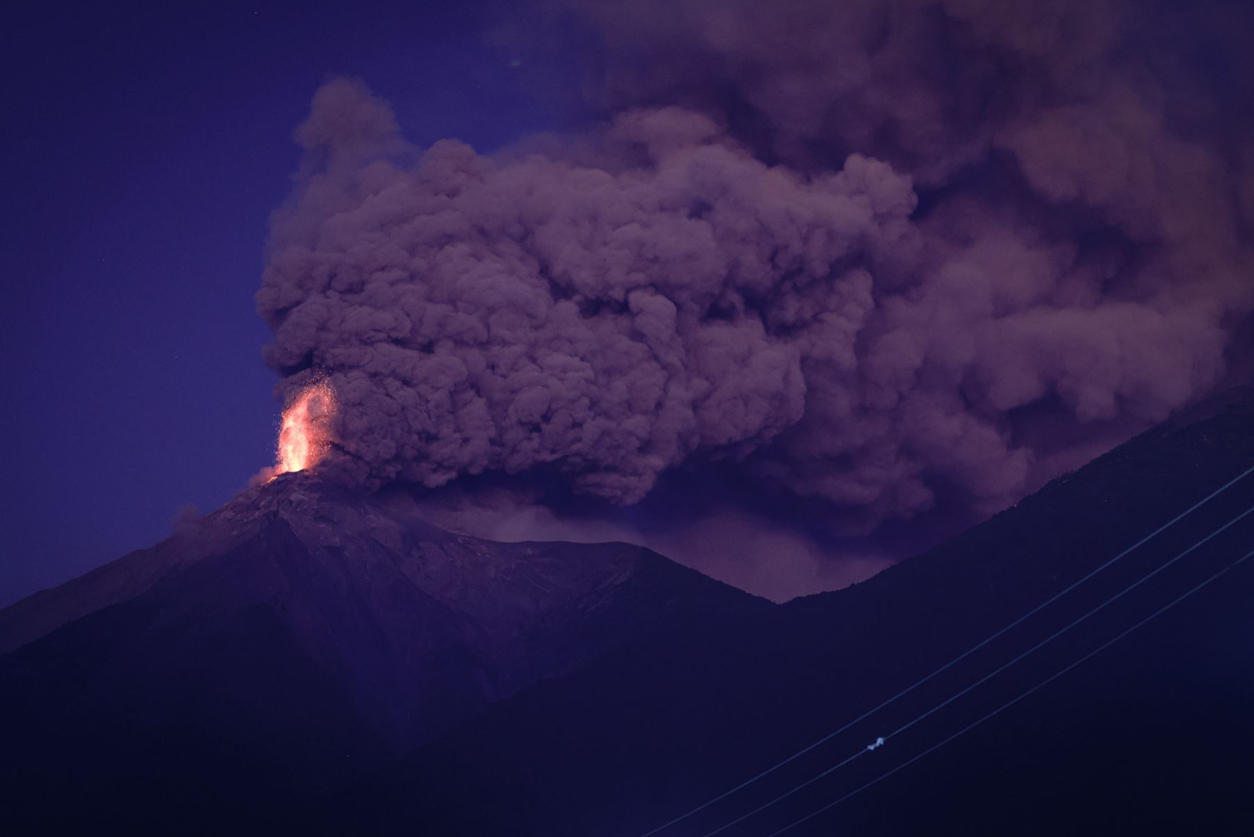 Fotografía del volcán de Fuego durante una "erupción masiva" en la madrugada de este lunes, en Alotenango (Guatemala). El volcán de Fuego en Guatemala, ubicado en el centro del país, se encuentra en una fase de "erupción masiva", por lo que las autoridades locales de protección civil han indicado que se encuentran en alerta. Foto: EFE