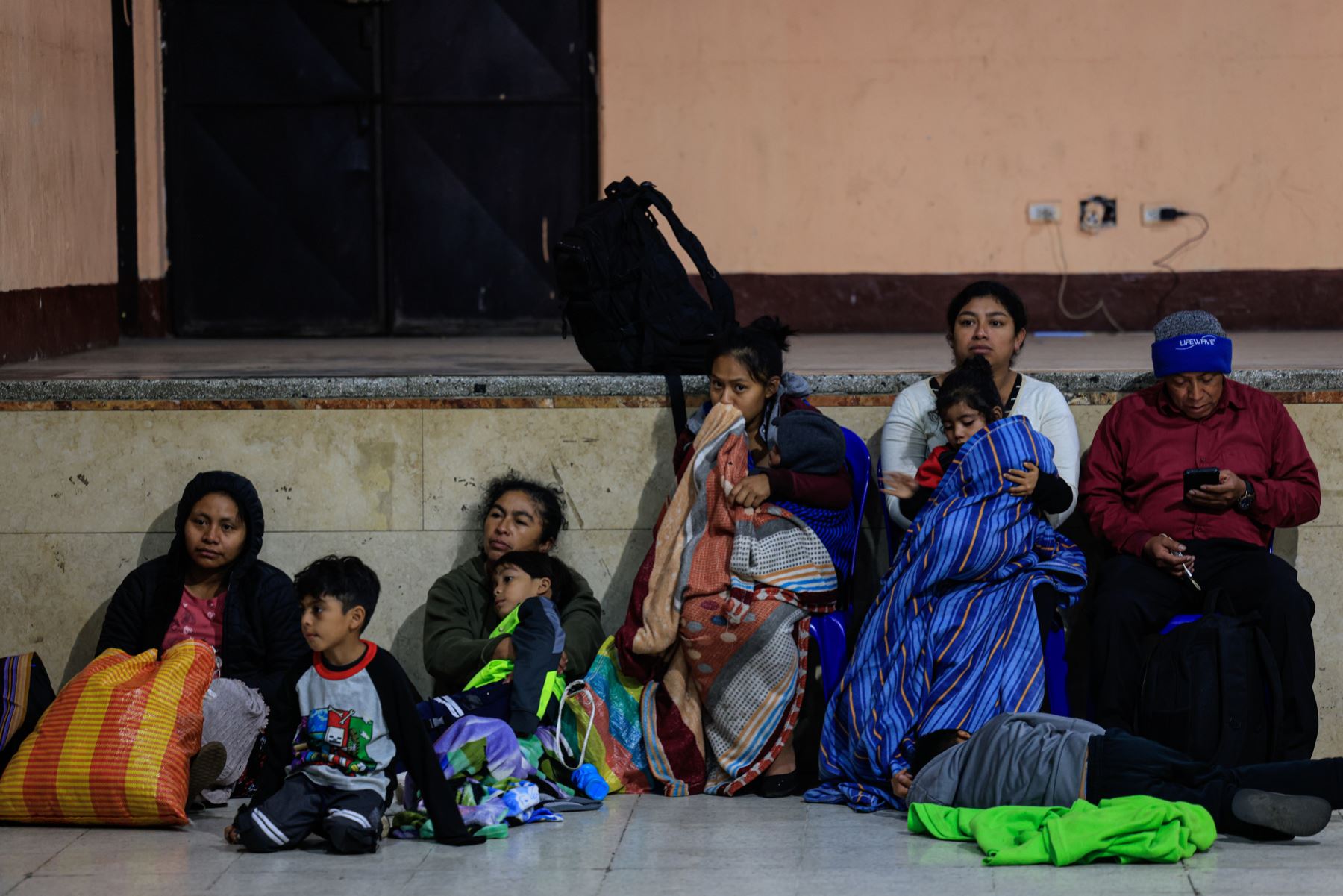 Una familia permanece en un salón municipal este lunes, tras ser evacuada por la erupción masiva del volcán de Fuego en Alotenango (Guatemala). El volcán de Fuego en Guatemala, ubicado en el centro del país, se encuentra en una fase de "erupción masiva", por lo que las autoridades locales de protección civil han indicado que se encuentran en alerta. Foto: EFE