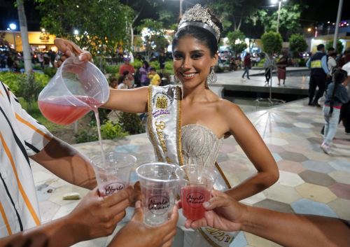 Con más de 5,000 vasos de cachina, la ciudad de Ica celebró el brindis con cachina más grande del mundo, como parte de las actividades por el Festival Internacional de la Vendimia de Ica. Foto: Genry Bautista