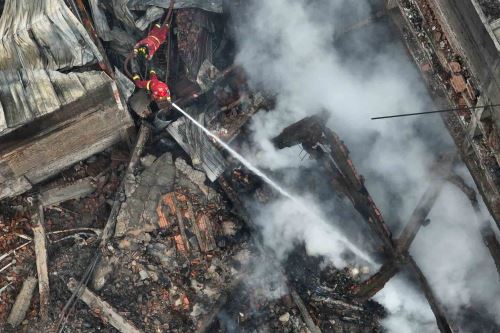 Valerosos bomberos siguen en la lucha en la zona de emergencia en Barrios Altos