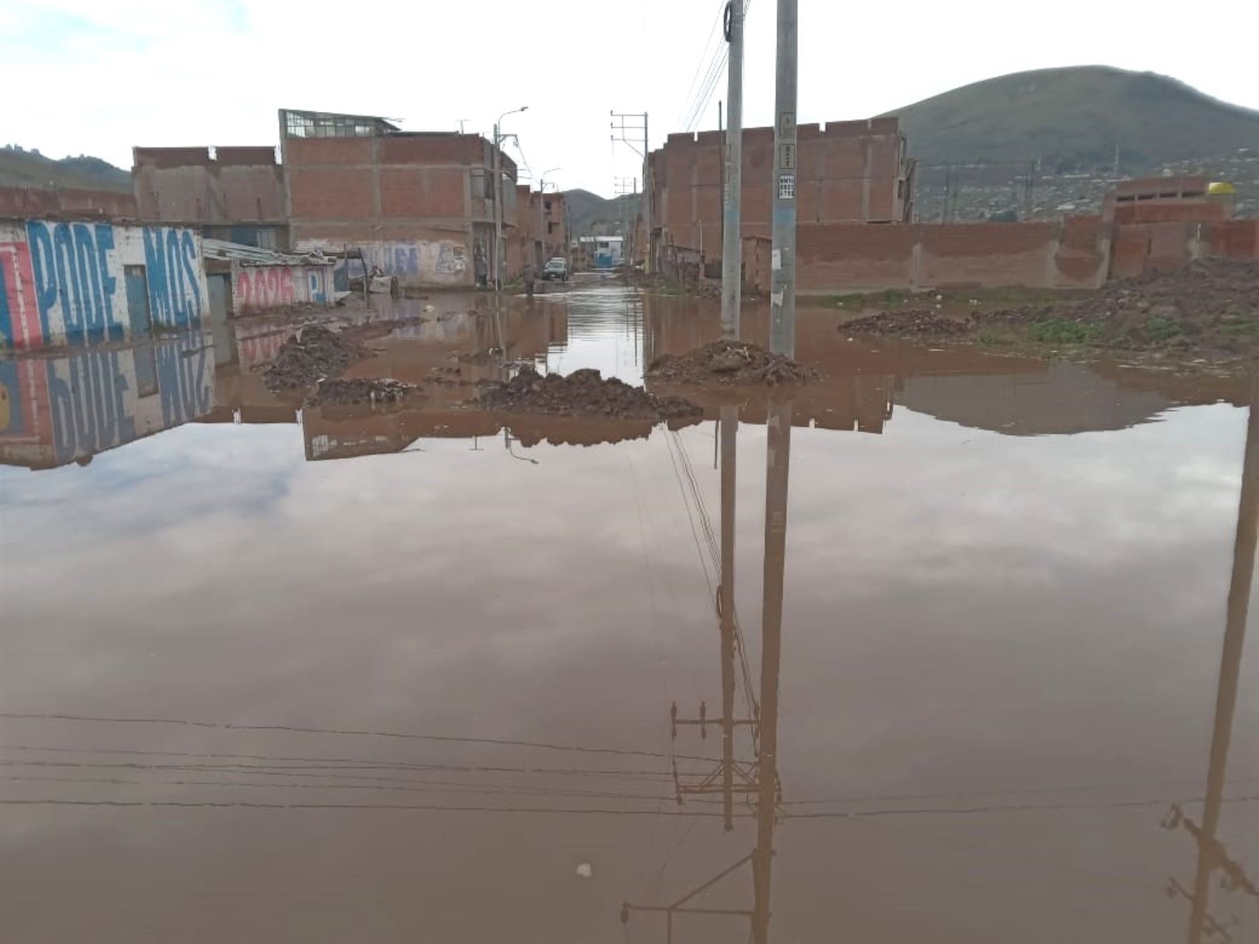 El desborde del río Jayllihuaya ha inundado decenas de viviendas en la zona periférica de la ciudad de Puno, donde se ubica el centro poblado Jayllihuaya.