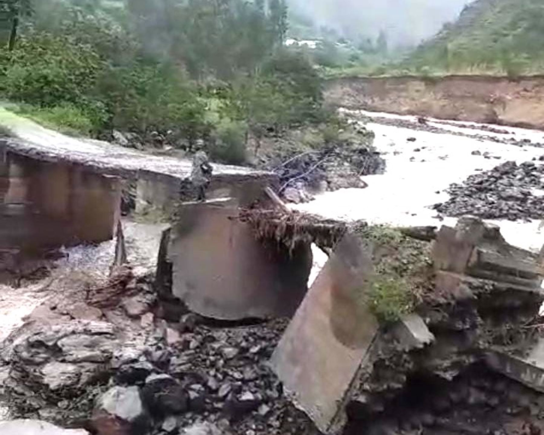 Un puente y varios tramos viales colapsaron en la provincia de Daniel Alcides Carrión, región Pasco, a causa de los huaicos y deslizamientos provocados por las lluvias intensas. ANDINA/Difusión