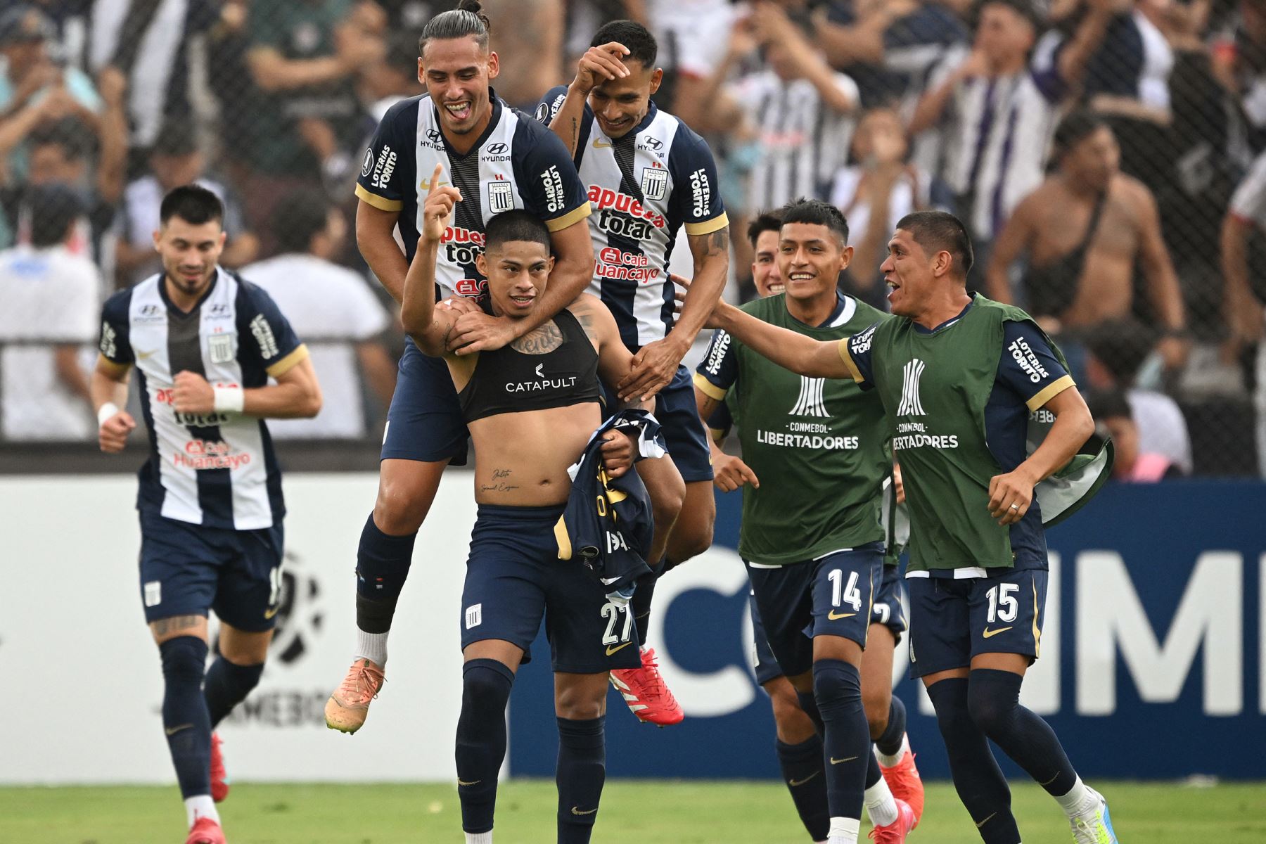 El delantero aliancista Kevin Quevedo celebra son sus compañeros el 1-0 sobre Deportes Iquique. Foto: AFP