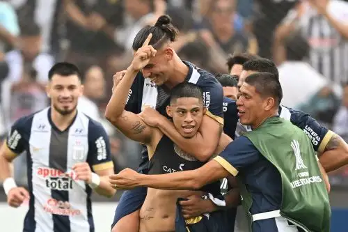 El delantero de Alianza Lima, Kevin Quevedo, celebra con sus compañeros después de anotar durante el partido de vuelta de la tercera ronda de clasificación para la Copa Libertadores entre Alianza Lima de Perú e Iquique de Chile en el estadio Alejandro Villanueva. Foto: ANDINA/ AFP