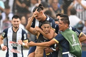 El delantero de Alianza Lima, Kevin Quevedo, celebra con sus compañeros después de anotar durante el partido de vuelta de la tercera ronda de clasificación para la Copa Libertadores entre Alianza Lima de Perú e Iquique de Chile en el estadio Alejandro Villanueva. Foto: ANDINA/ AFP