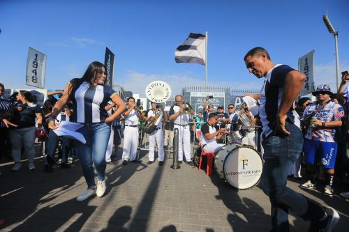 Hinchas del Alianza Lima llenan el estadio Alejandro Villanueva.