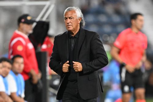 El entrenador argentino de Alianza Lima, Néstor Gorosito, hace un gesto durante el partido de vuelta de la tercera ronda de clasificación para la Copa Libertadores entre Alianza Lima de Perú e Iquique de Chile en el estadio Alejandro Villanueva. Foto: ANDINA/AFP