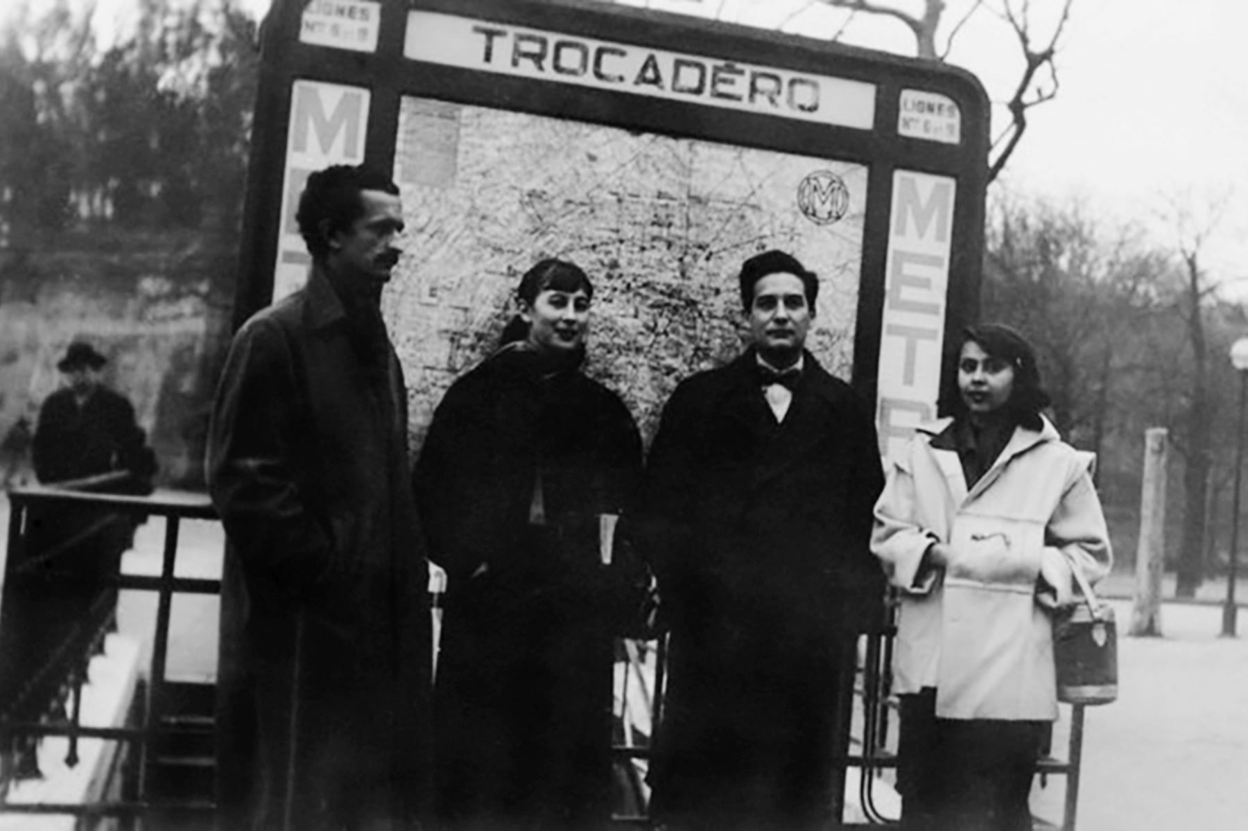 Paris - Década 1950 / Fernando de Szyszlo, Michele Delandrier, Octavio Paz y Blanca Varela en la entrada de la estación Trocadero del metro de París. Foto: Archivo Blanca Varela / Casa de la Literatura