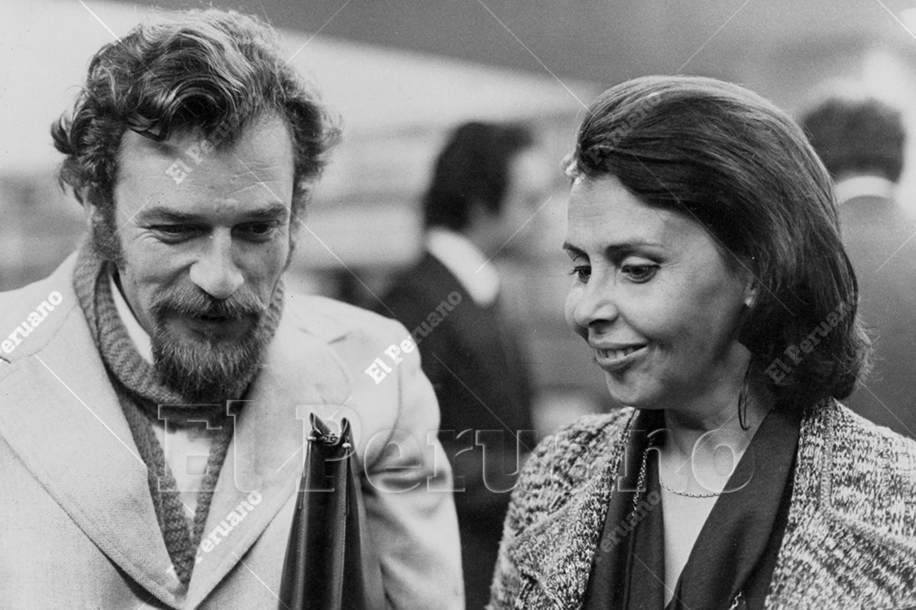 Lima - mayo 1975 / Sonriente la poetisa Blanca Varela, autora de Luz de día, durante la inauguración de una librería en el centro de Lima. Foto: Archivo Histórico de El Peruano / Humberto Romaní