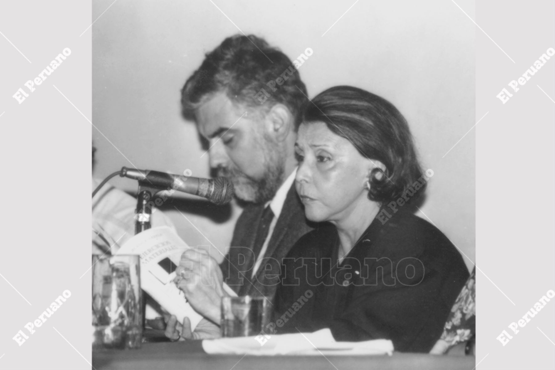 Lima - 15 noviembre 1993 / Blanca Varela presenta en Barranco su libro Ejercicios materiales. Foto: Archivo Histórico de El Peruano / Julissa Bartra