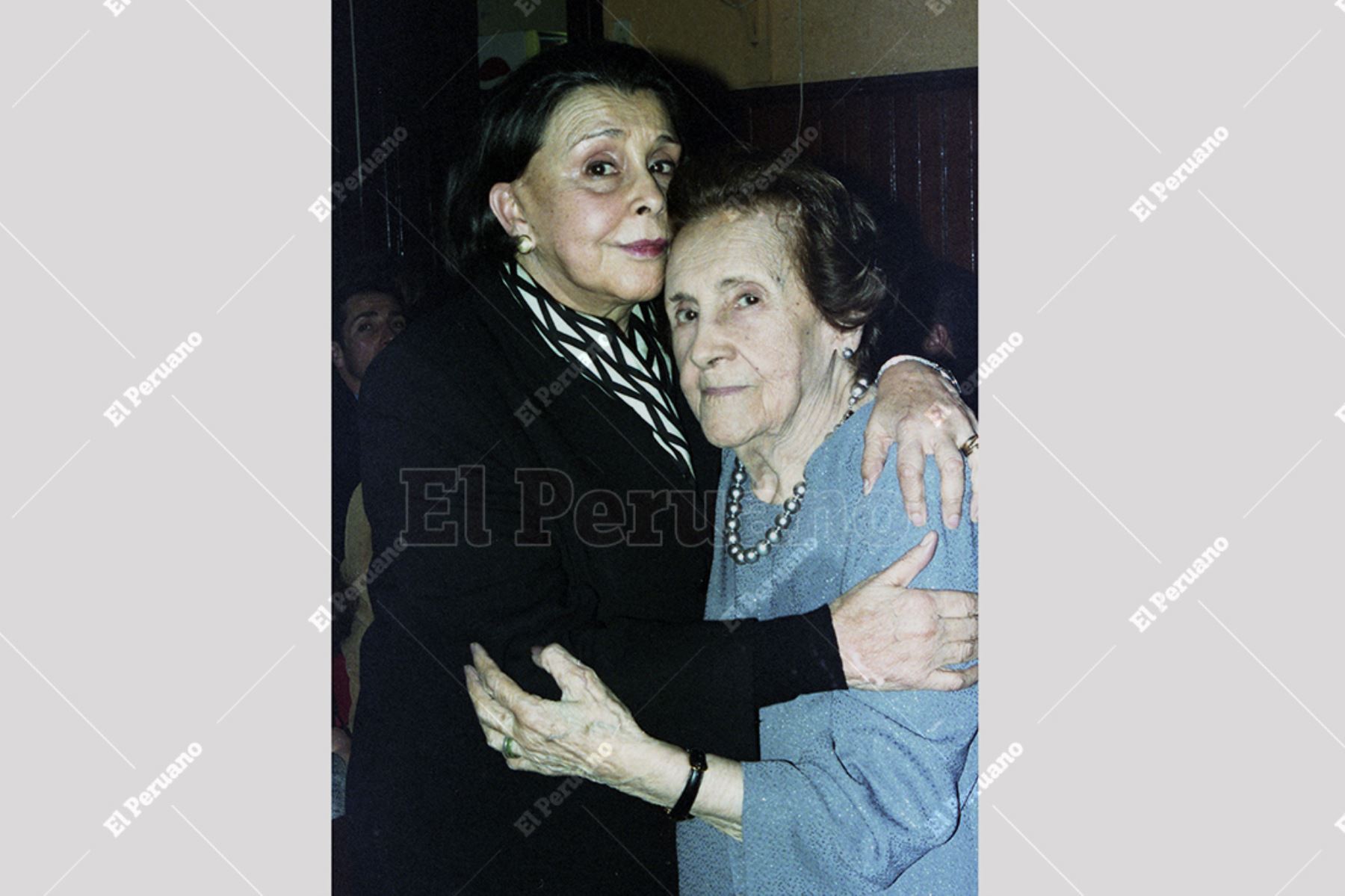 Lima - 14 diciembre 2002 / Blanca Varela saluda a su madre Serafina Quinteras, cantautora y poetisa,  por sus 100 años. Foto: Archivo Histórico de El Peruano / Héctor Vinces