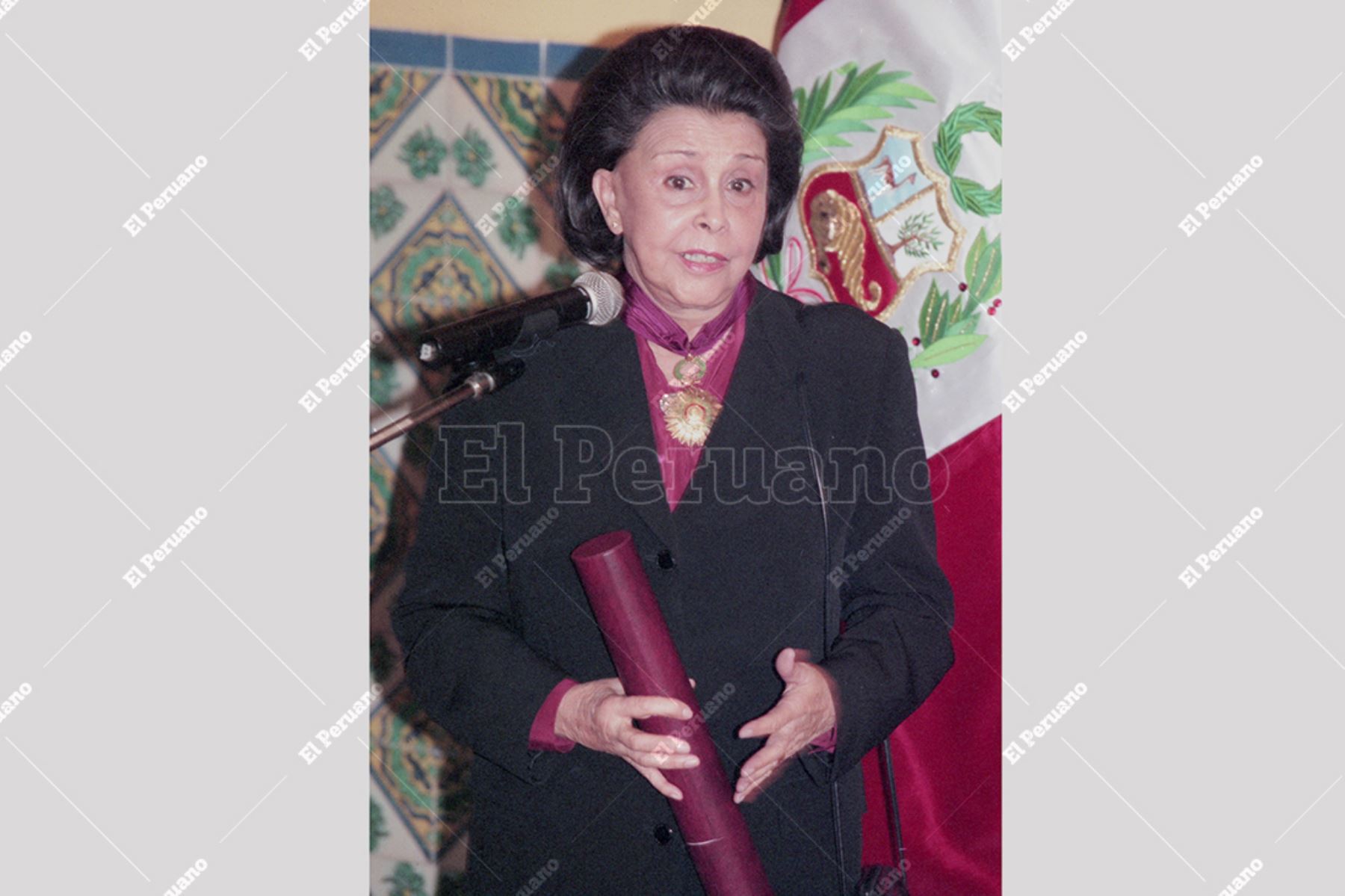 Lima - 13 junio 2001 / La poetisa Blanca Varela distinguida con la Orden el Sol del Perú en el grado de Comendador. Foto: : Archivo Histórico de El Peruano / Ricardo Choy Ki-Fox