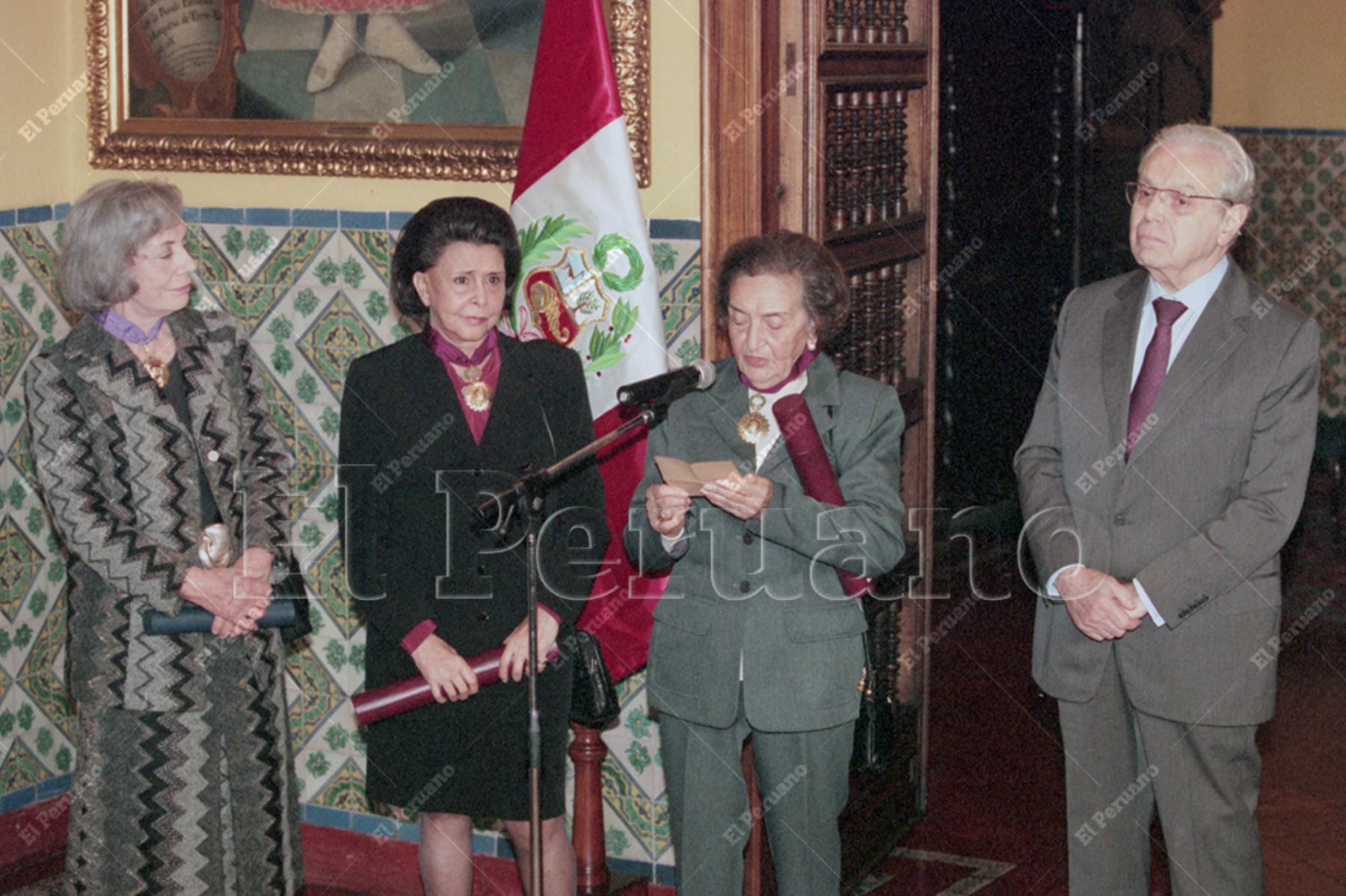 Lima - 13 junio 2001 / El canciller Javier Pérez de Cuéllar, condecoró con la Orden el Sol del Perú en el grado de Comendador  a la poetisa Blanca Varela y a la historiadora María Rostworowski; y con la Orden al Mérito por Servicios Distinguidos  a la artista italiana Graziella Laffi. Foto: Archivo Histórico de El Peruano / Ricardo Choy Ki-Fox