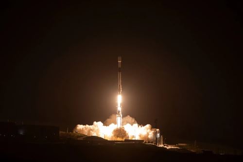 El observatorio SPHEREx  y los satélites PUNCH  despegan en un cohete SpaceX Falcon 9 desde la Base de la Fuerza Espacial Vandenberg en California el 11 de marzo de 2025.Foto: SpaceX