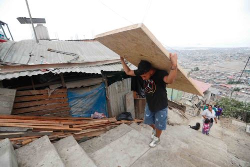 Familias tuvieron apoyo del a municipalidad para recibir sus casas ANDINA/Daniel Bracamonte