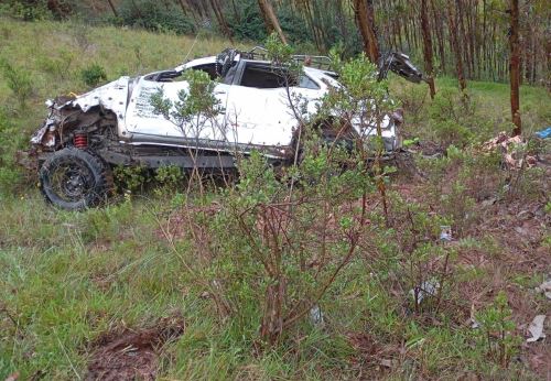 La miniván que llevaba a seis personas cayó a un profundo abismo en la sierra de La Libertad. El accidente dejó dos fallecidos y cuatro heridos que son atendidos en el Hospital de Tayabamba. Foto: cortesía Ozono Televisión/Facebook