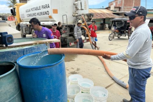 Personal de la OTASS lleva agua a damnificados por lluvias. Foto: ANDINA/Difusión