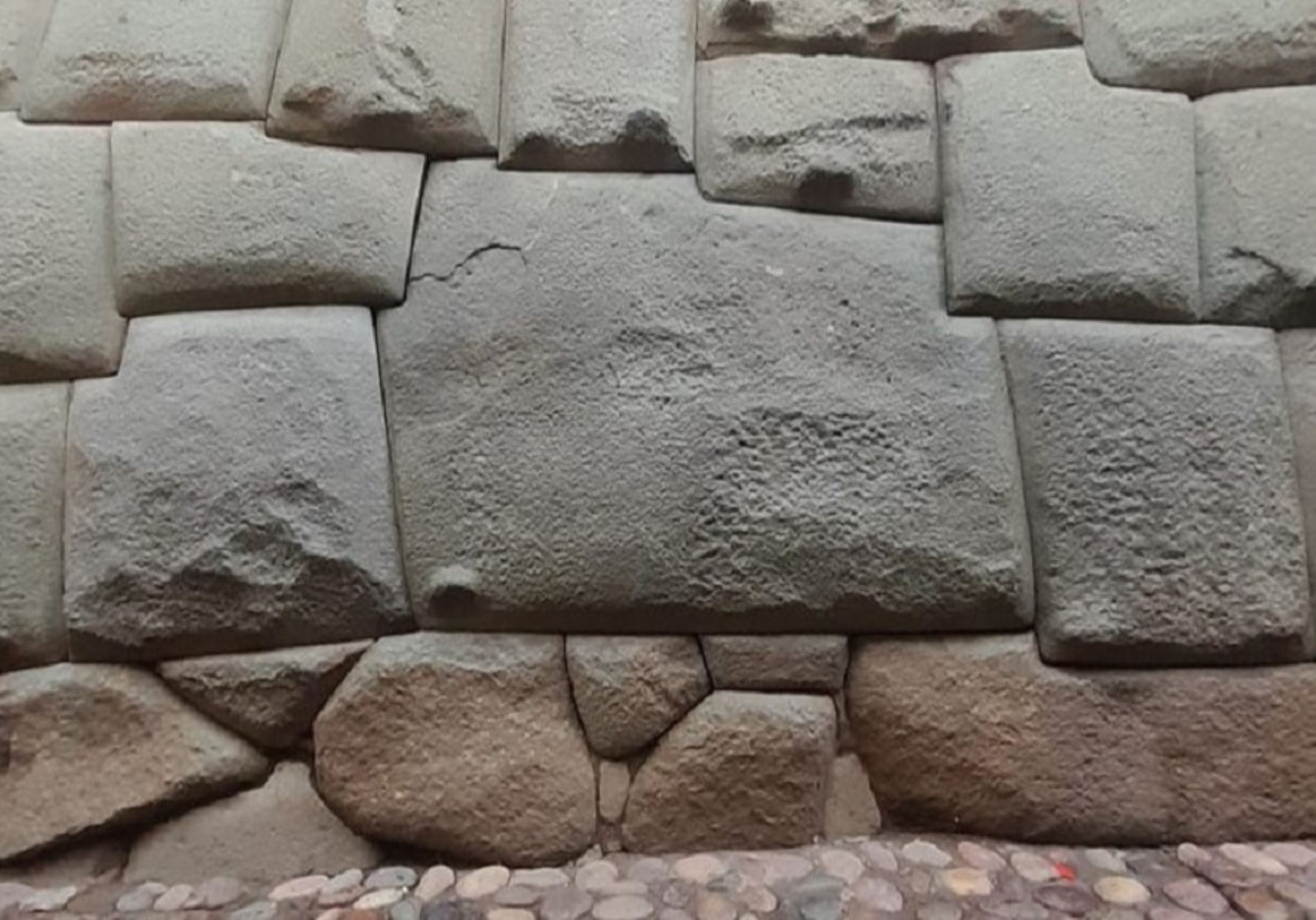 Autoridades de Cusco evalúan colocar una cubierta de vidrio para proteger la emblemática Piedra los 12 Ángulos y evitar futuros daños a este patrimonio cultural.