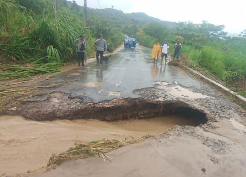 Lluvias intensas provocaron el colapso de un drenaje pluvial en la carretera Pichari - Kimbiri, en el ámbito del Vraem, interrumpiendo el tránsito de vehículos. ANDINA/Difusión