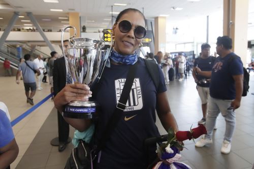 Cenaida Uribe, jefa del equipo de vóley de Alianza Lima, a su regreso al Perú tras lograr el subcampeonato en el Sudamericano de Clubes y clasificar al Mundial de Clubes 2025. Foto: ANDINA/ Eddy Ramos