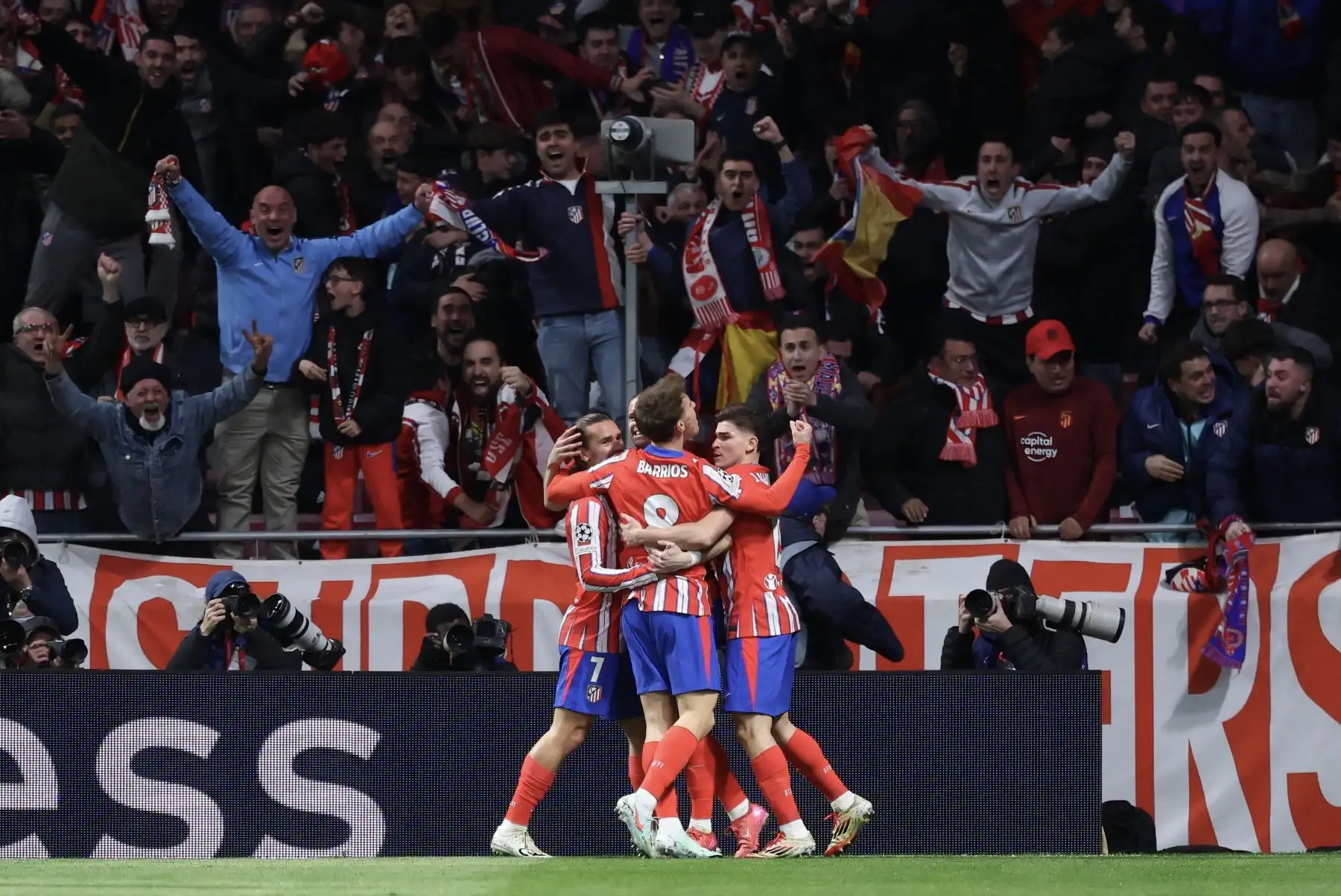 Los jugadores del Atlético de Madrid celebran su primer gol durante el partido de vuelta de los octavos de final de la Liga de Campeones de la UEFA entre el Club Atlético de Madrid y el Real Madrid CF en el estadio Metropolitano de Madrid.
Foto: AFP