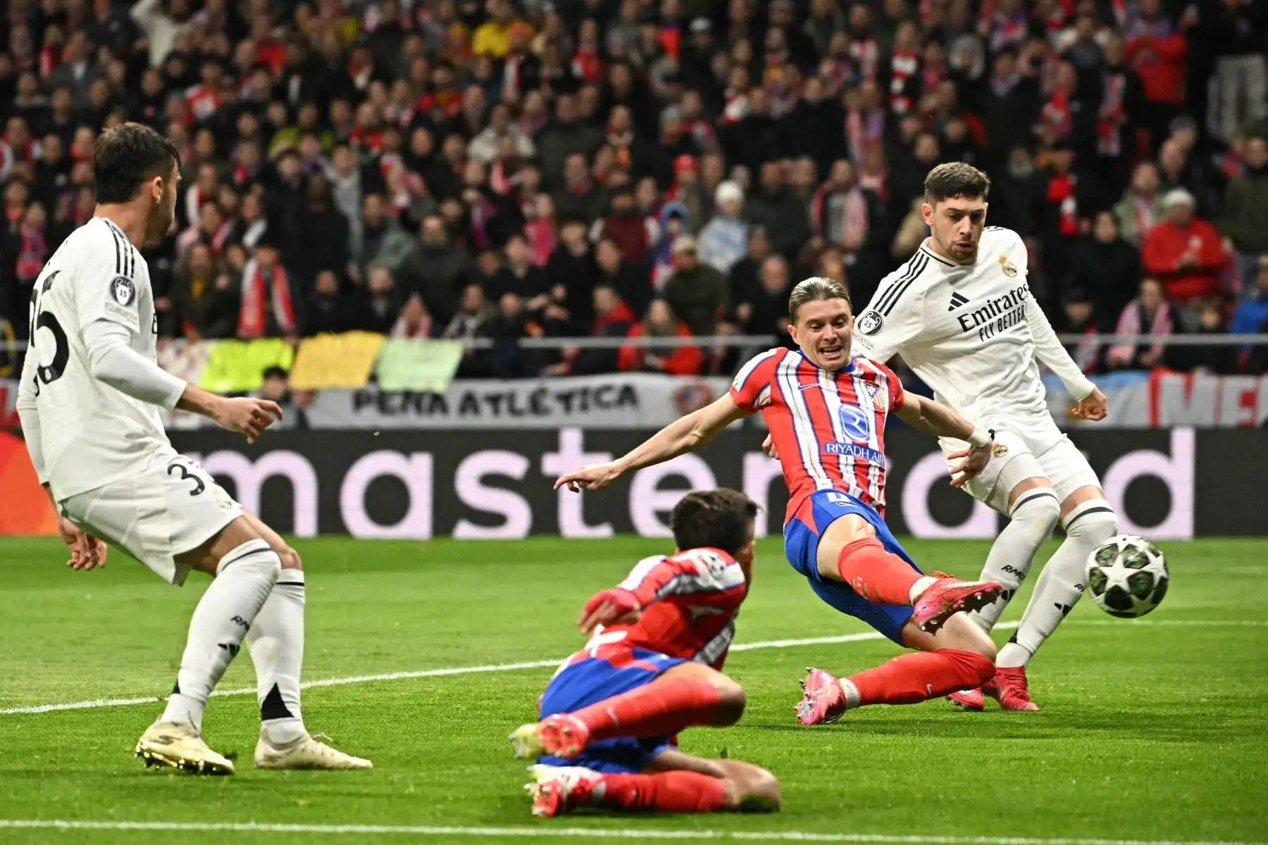 El centrocampista inglés del Atlético de Madrid, Conor Gallagher, marca el primer gol durante el partido de vuelta de los octavos de final de la Liga de Campeones de la UEFA entre el Club Atlético de Madrid y el Real Madrid CF en el estadio Metropolitano de Madrid.
Foto: AFP