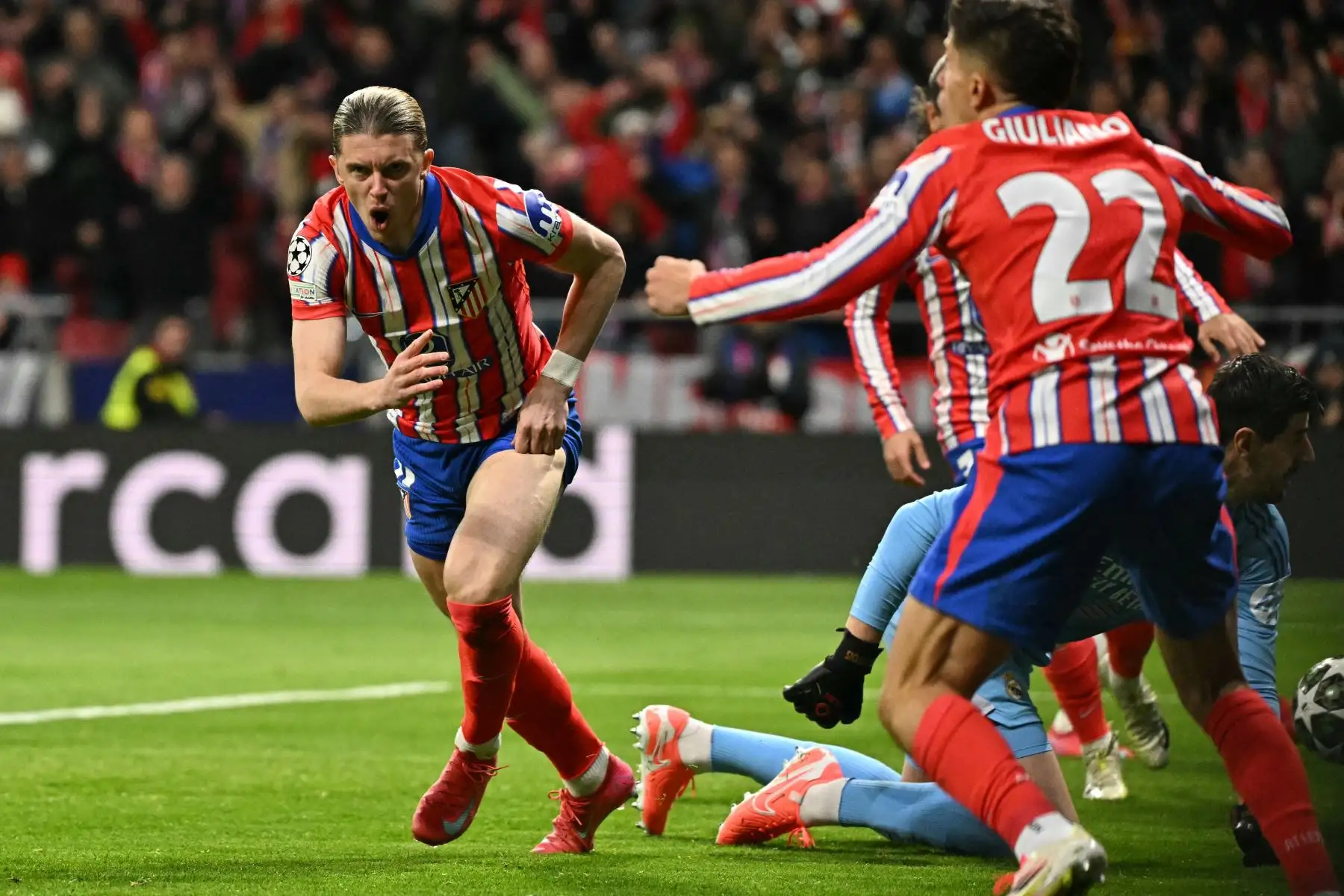 El centrocampista inglés del Atlético de Madrid, Conor Gallagher, celebra el primer gol durante el partido de vuelta de los octavos de final de la Liga de Campeones de la UEFA entre el Club Atlético de Madrid y el Real Madrid CF en el estadio Metropolitano de Madrid.
Foto: AFP
