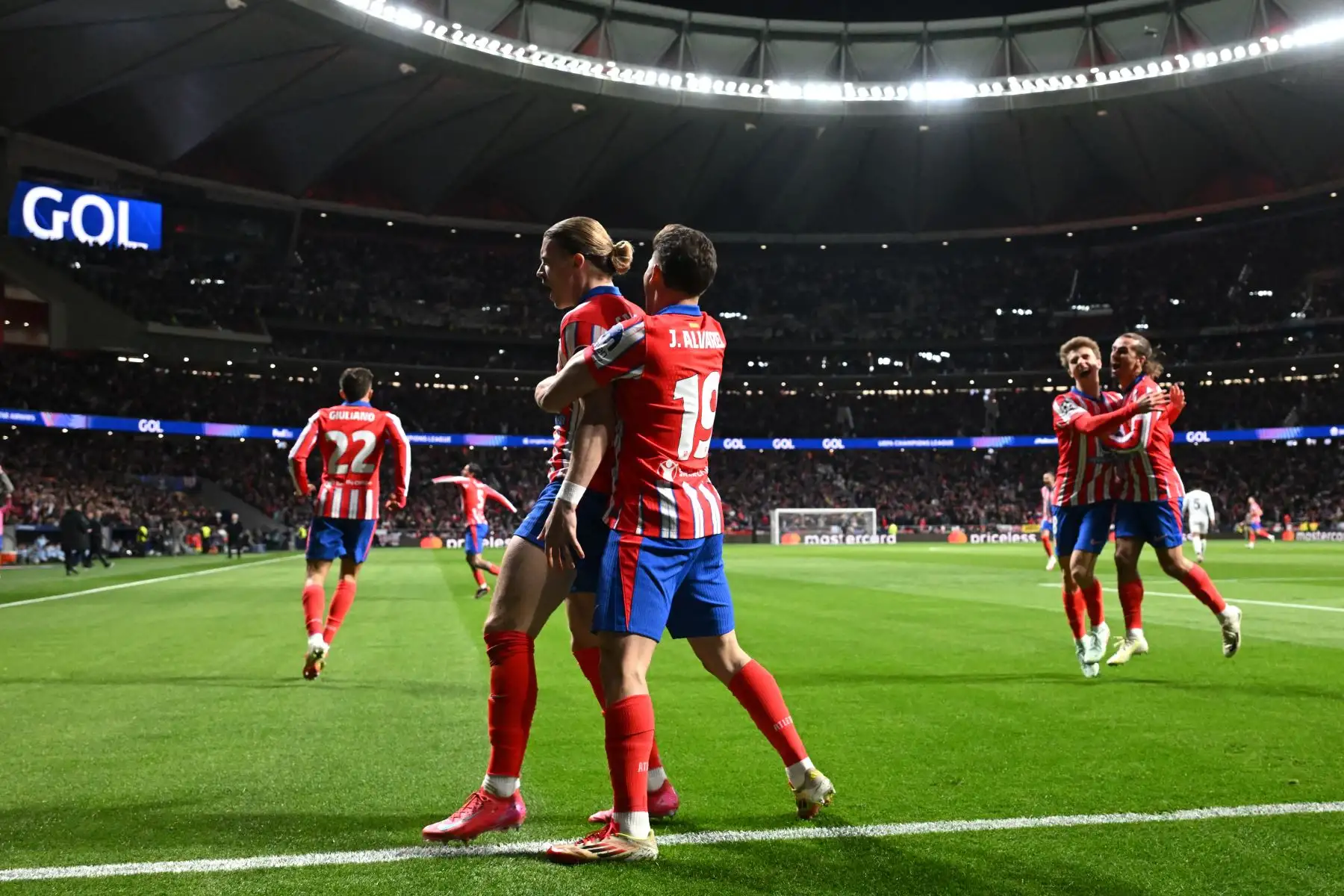 El centrocampista inglés del Atlético de Madrid, Conor Gallagher, celebra el primer gol durante el partido de vuelta de los octavos de final de la Liga de Campeones de la UEFA entre el Club Atlético de Madrid y el Real Madrid CF en el estadio Metropolitano de Madrid.
Foto: AFP