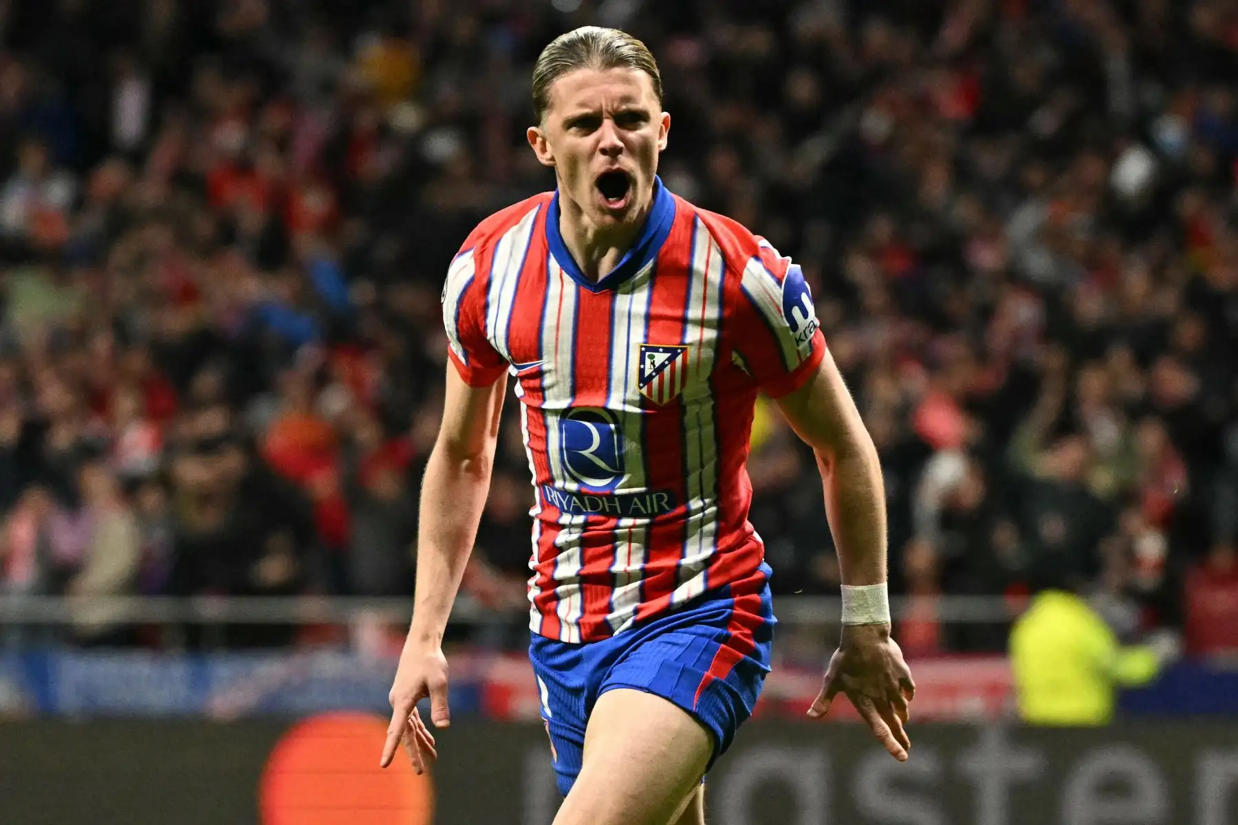 El centrocampista inglés del Atlético de Madrid, Conor Gallagher, celebra el primer gol del partido de vuelta de los octavos de final de la UEFA Champions League entre el Club Atlético de Madrid y el Real Madrid CF en el estadio Metropolitano de Madrid.
Foto: AFP