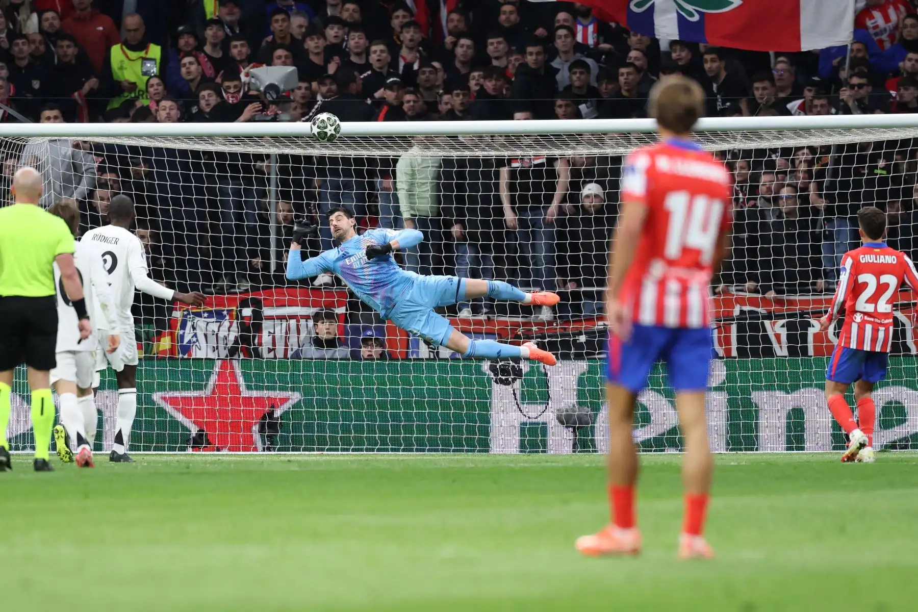 El portero belga del Real Madrid, Thibaut Courtois, se lanza por el balón durante el partido de vuelta de los octavos de final de la Liga de Campeones de la UEFA entre el Club Atlético de Madrid y el Real Madrid CF en el estadio Metropolitano de Madrid.
Foto: AFP