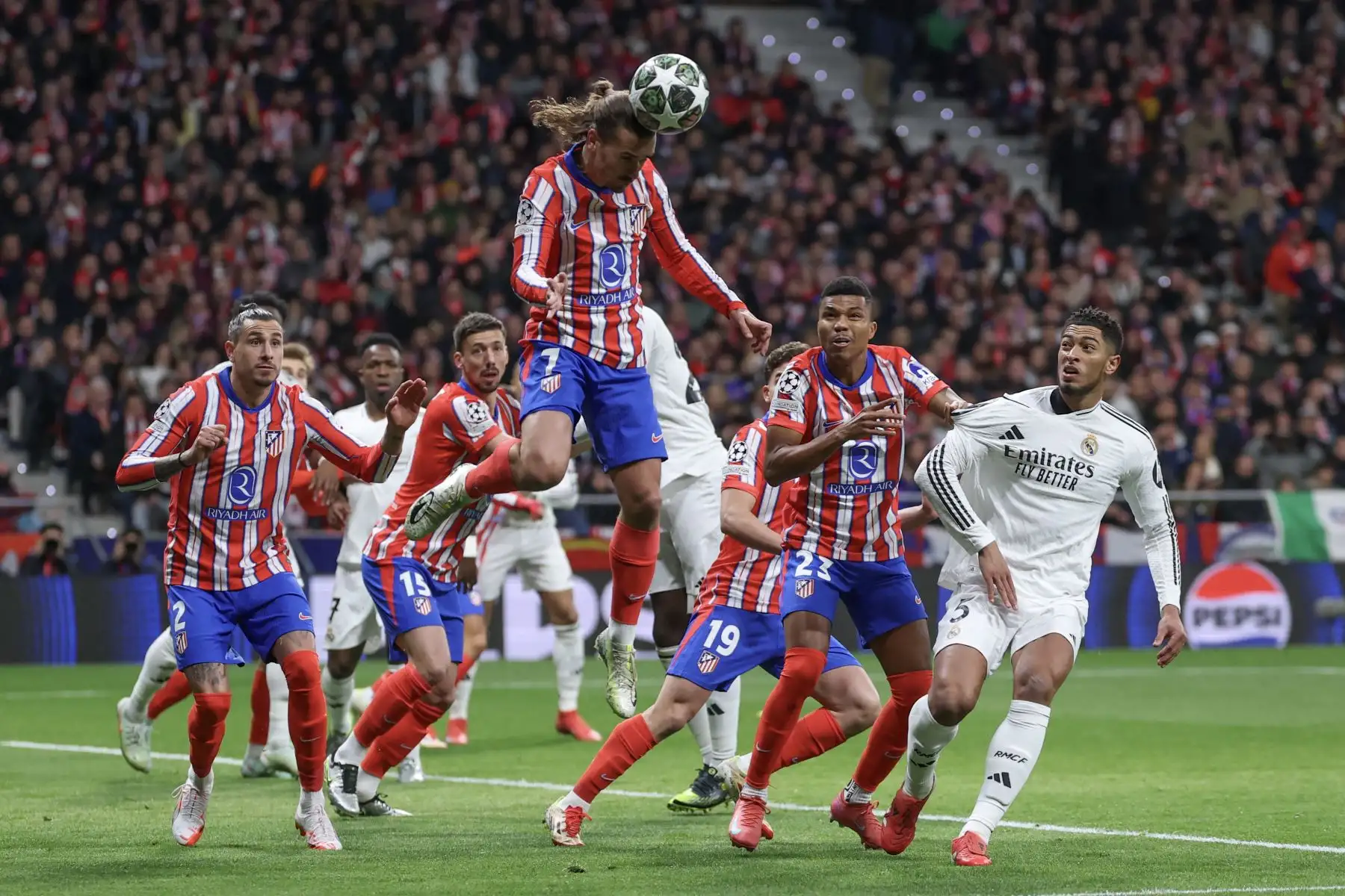 El delantero francés  del Atlético de Madrid, Antoine Griezmann, cabecea el balón durante el partido de vuelta de los octavos de final de la UEFA Champions League entre el Club Atlético de Madrid y el Real Madrid CF en el estadio Metropolitano de Madrid.
Foto: AFP